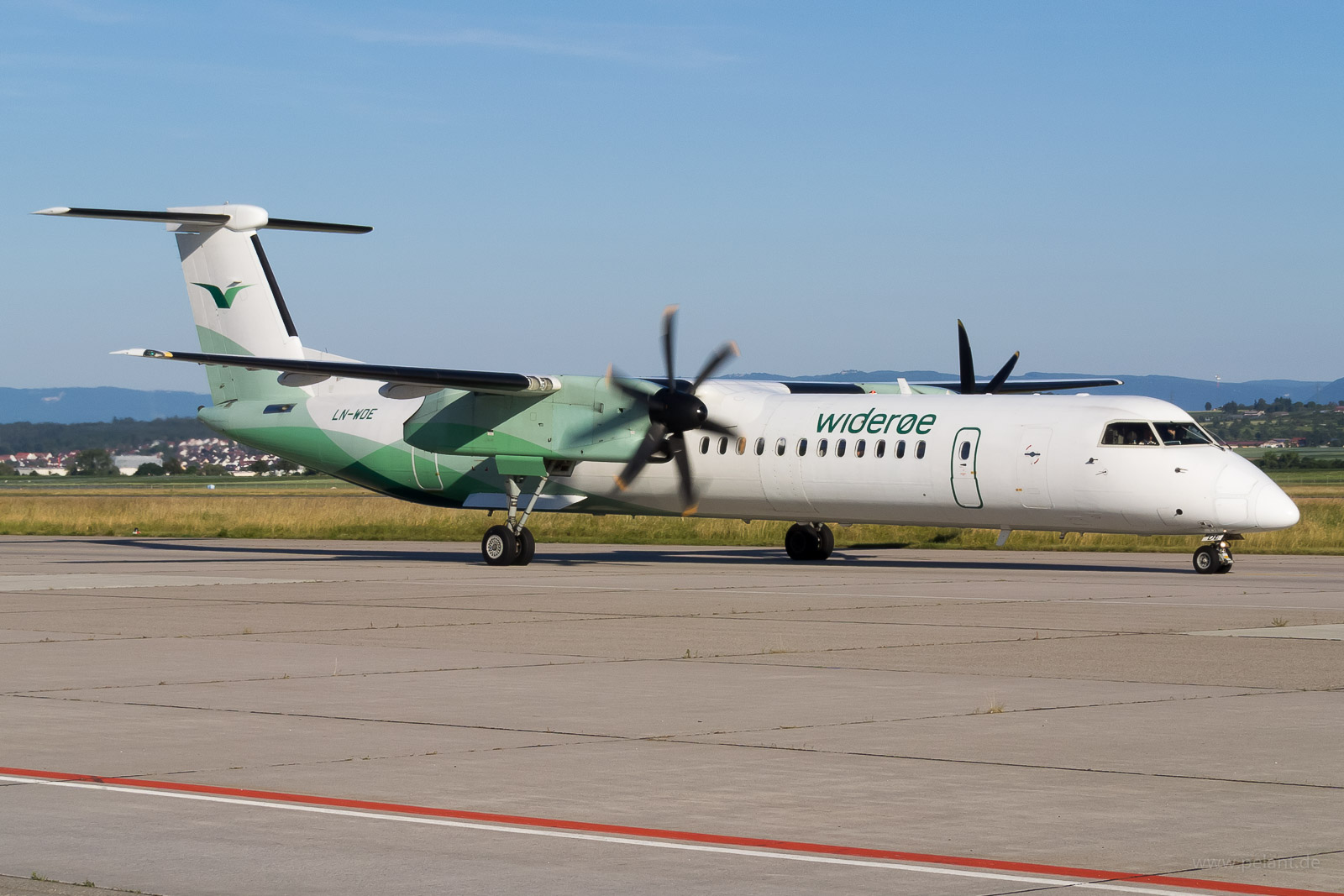 LN-WDE Widerøe Dash 8Q-400 in Stuttgart / STR