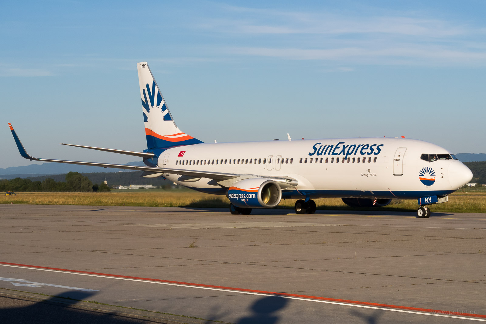 TC-SNY SunExpress Boeing 737-8K5 in Stuttgart / STR