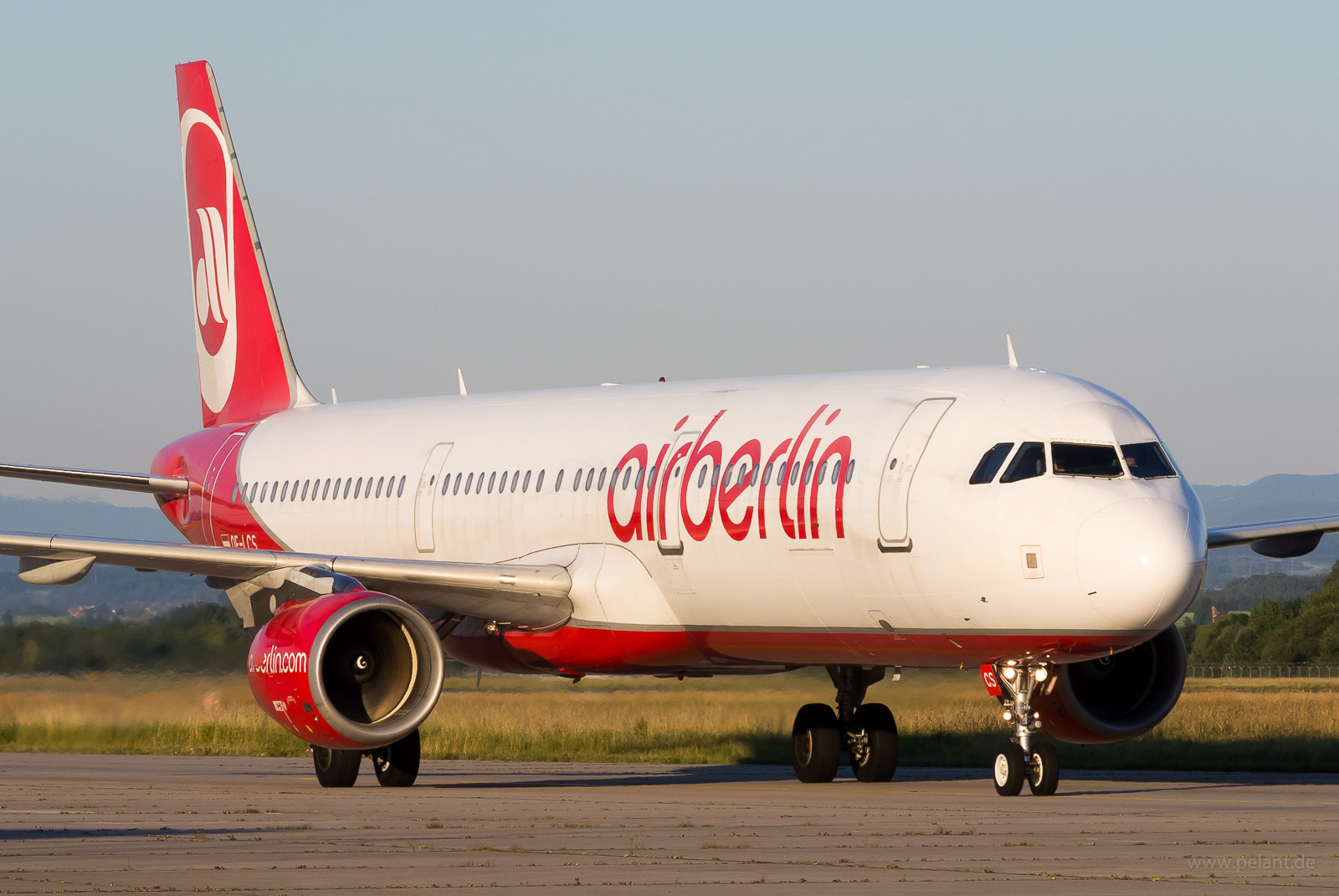 OE-LCS Air Berlin Airbus A321-211 in Stuttgart / STR