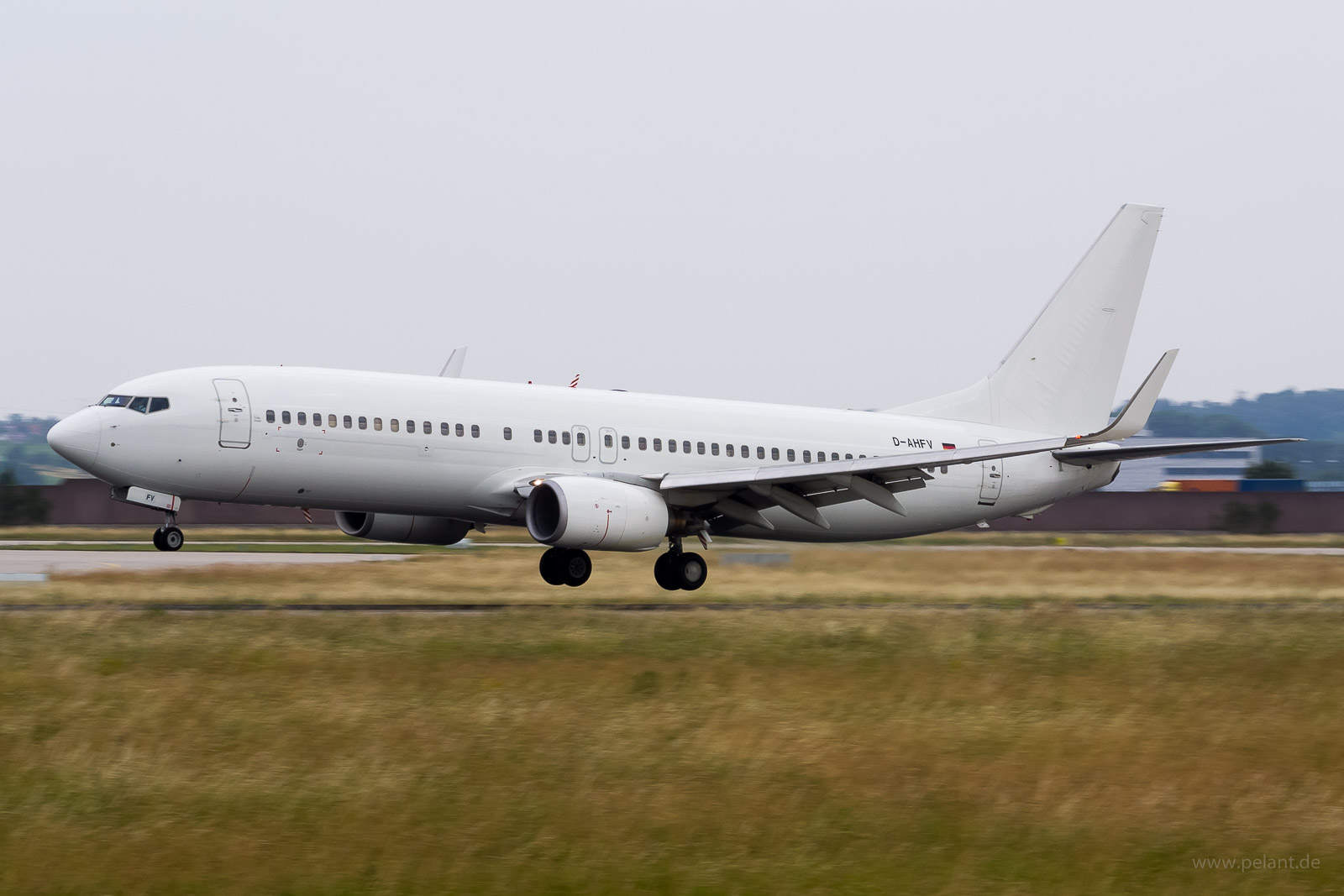 D-AHFV TUIfly Boeing 737-8K5 in Stuttgart / STR (ganz weiß Livery)