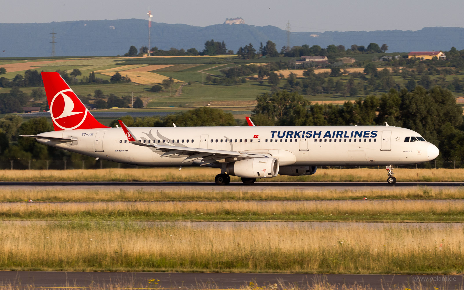 TC-JSI Turkish Airlines Airbus A321-231 in Stuttgart / STR