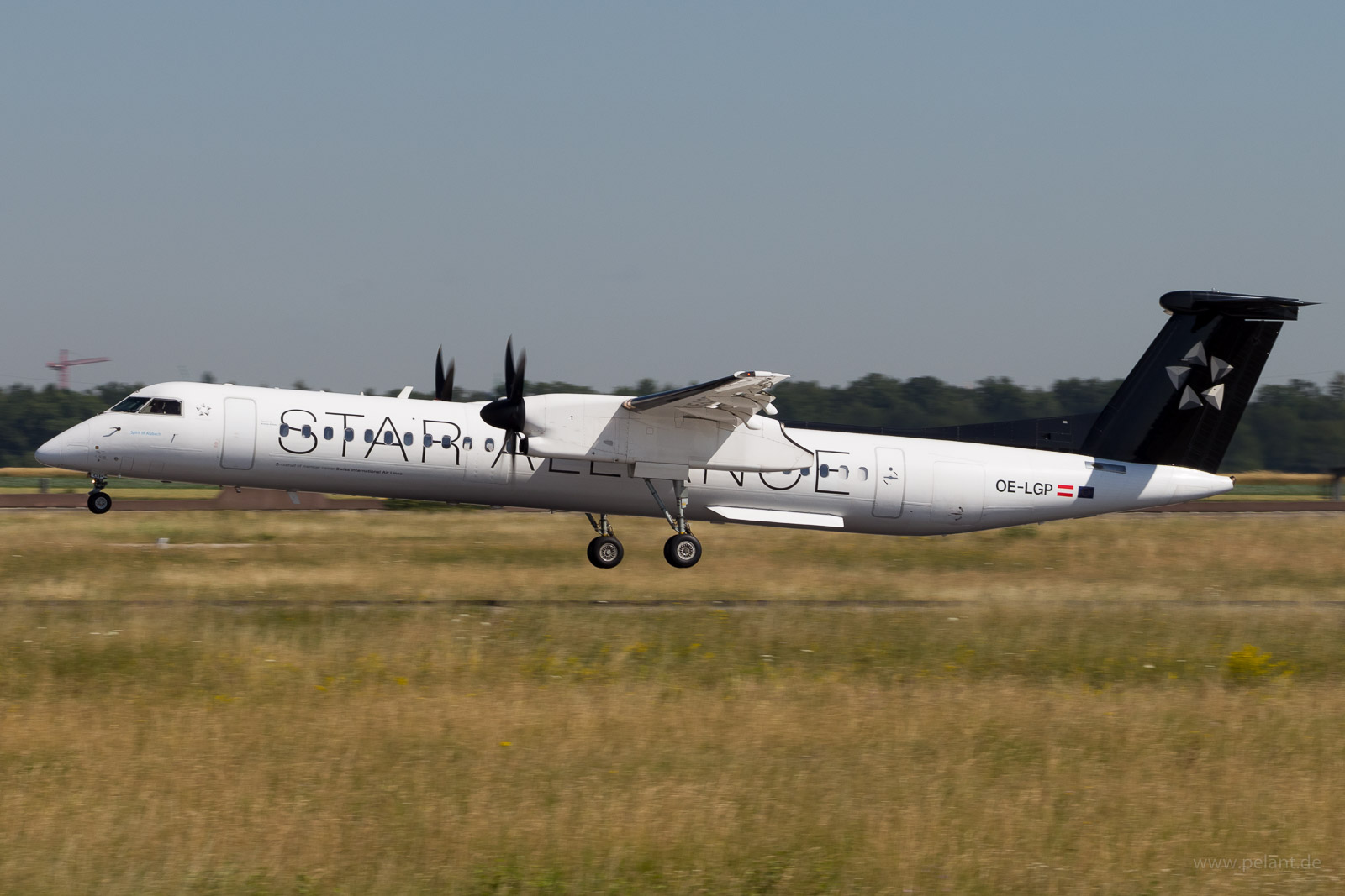 OE-LGP Austrian Airlines Dash 8Q-400 in Stuttgart / STR (Star Alliance Livery)