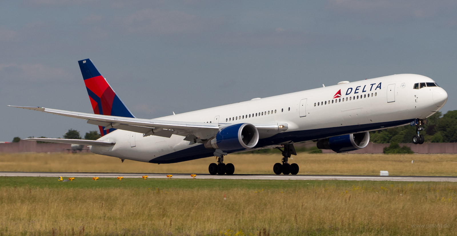 N833MH Delta Boeing 767-432ER in Stuttgart / STR