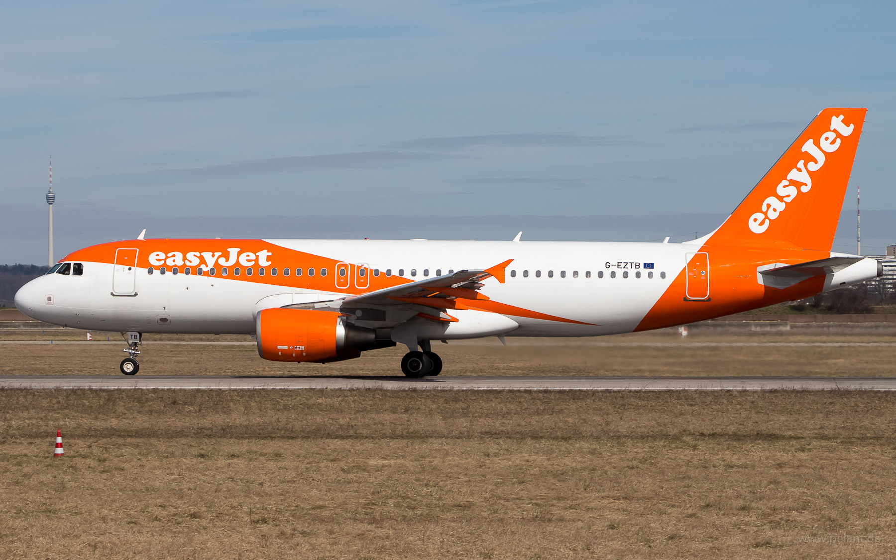 G-EZTB easyJet Airbus A320-214 in Stuttgart / STR