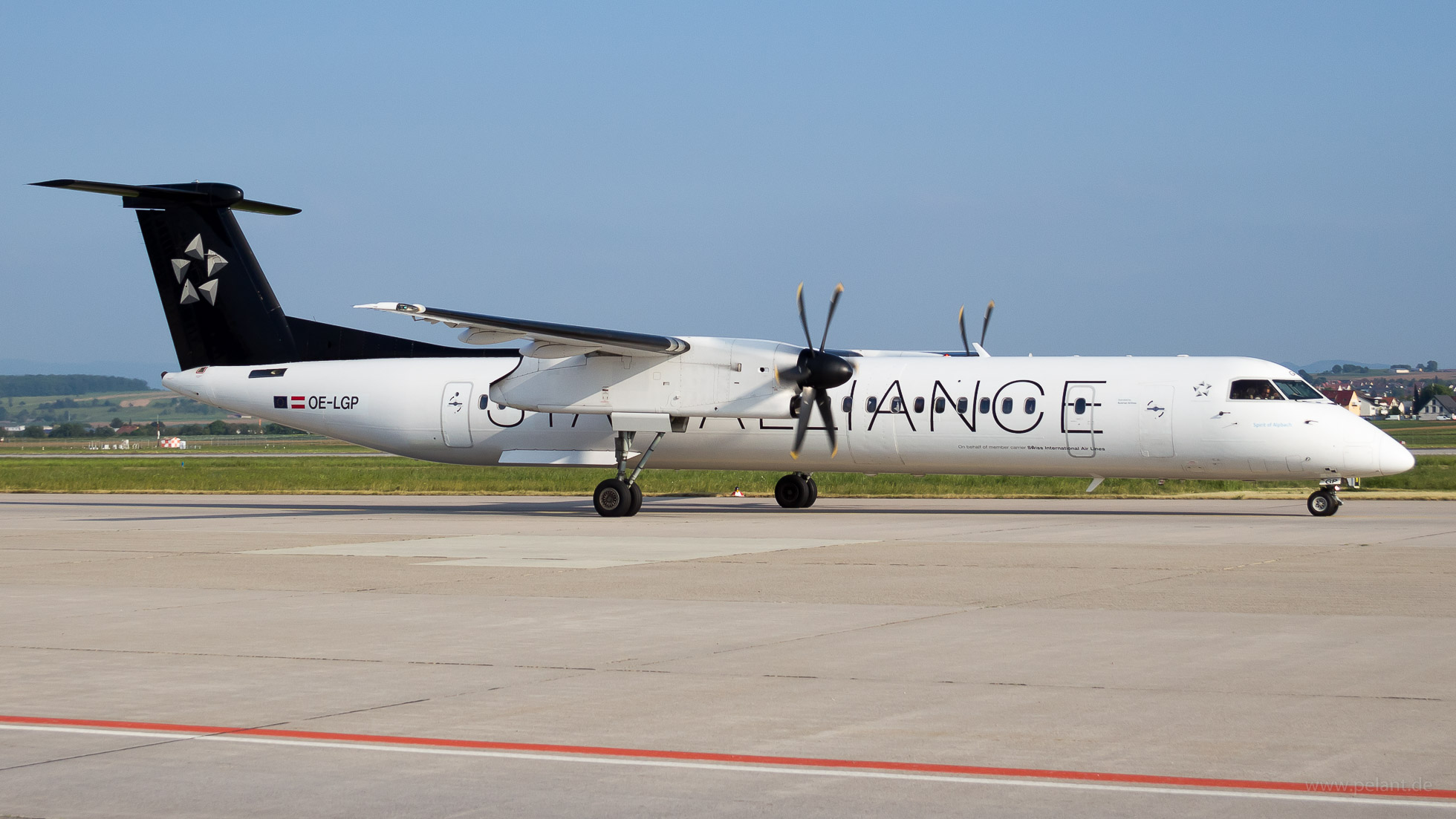 OE-LGP Austrian Airlines Dash 8Q-400 in Stuttgart / STR (Star Alliance Livery)