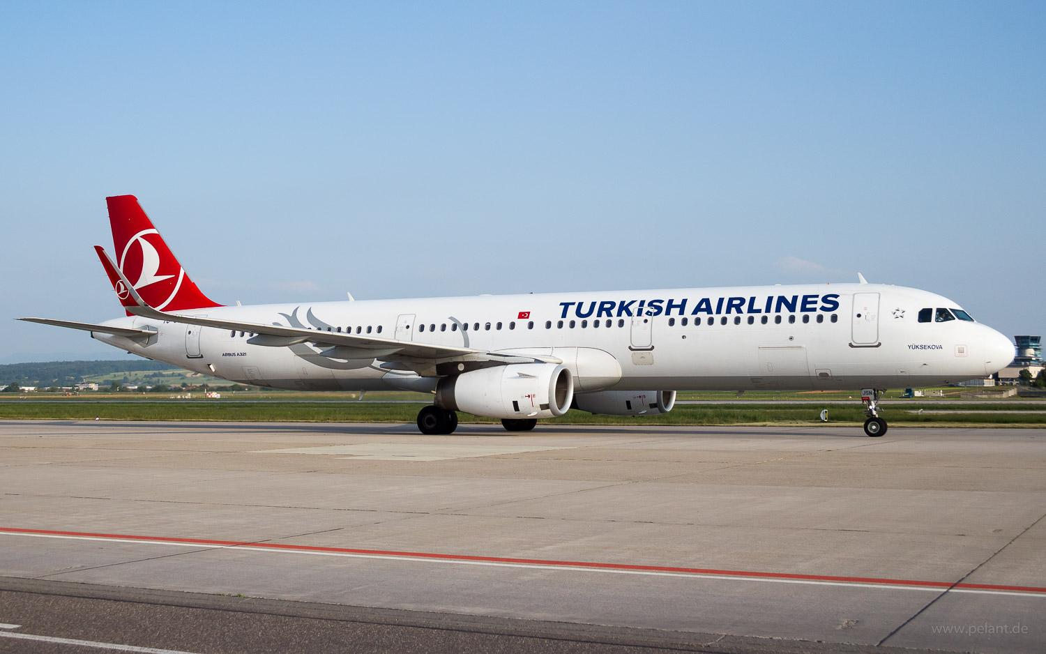 TC-JSN Turkish Airlines Airbus A321-231 in Stuttgart / STR