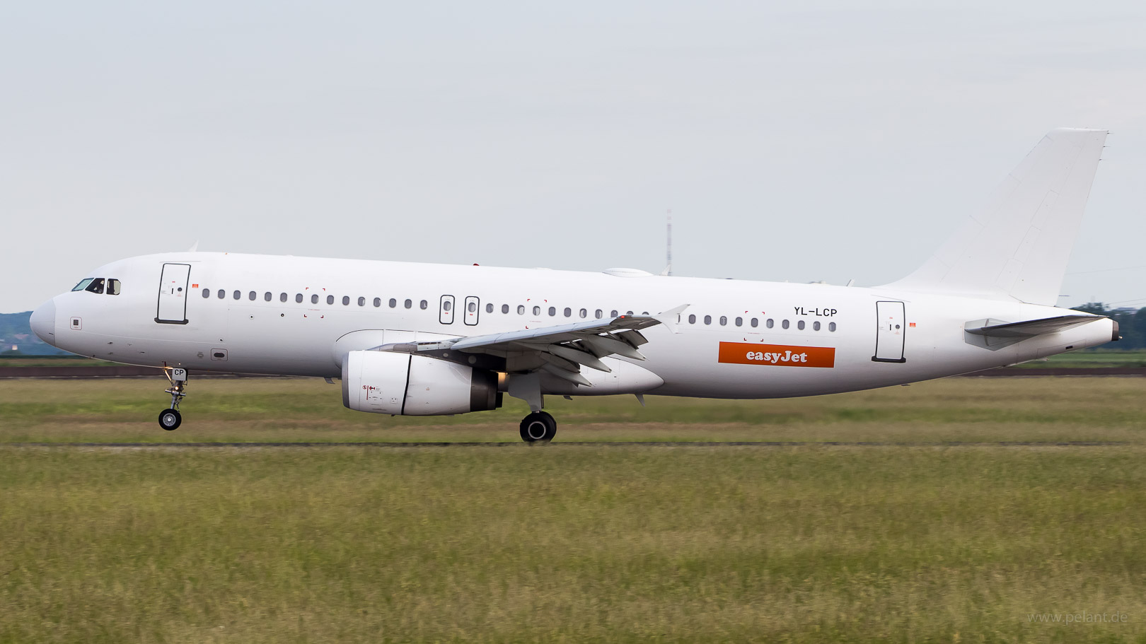 YL-LCP easyJet Airbus A320-232 in Stuttgart / STR (berwiegend wei Livery)