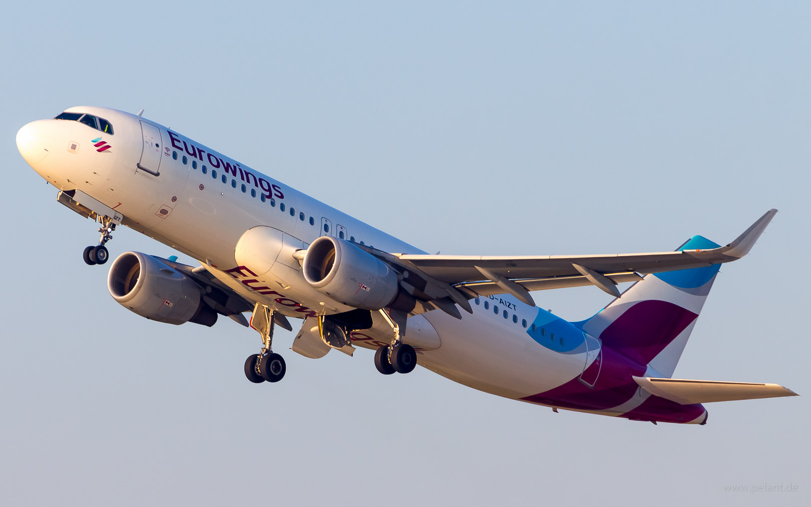 D-AIZT Eurowings Airbus A320-214 in Stuttgart / STR