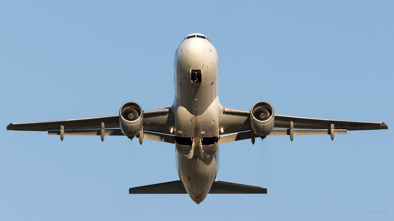 LY-VEF Avion Express Airbus A320-214 in Stuttgart / STR