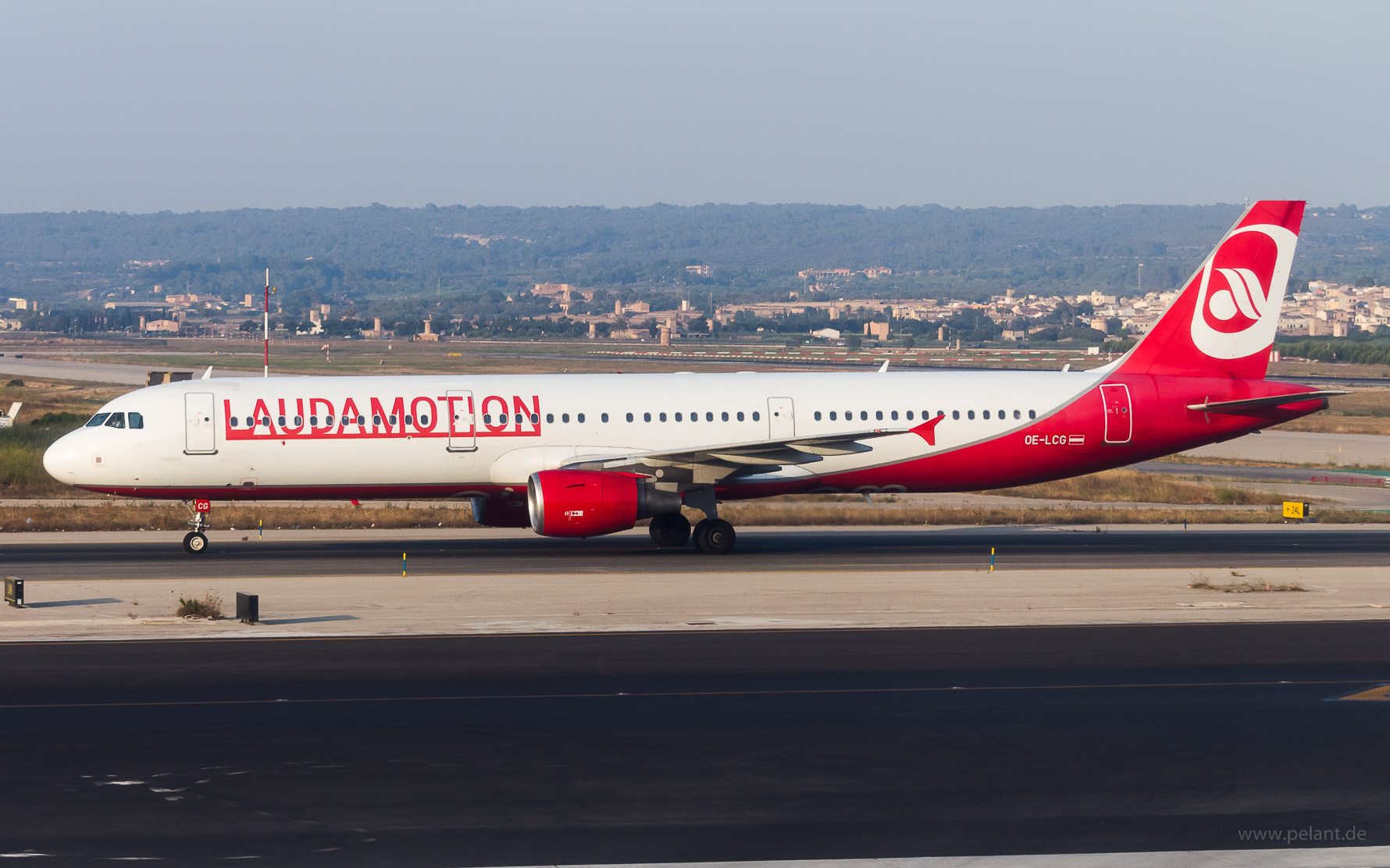 OE-LCG Laudamotion Airbus A321-211 in Palma de Mallorca / PMI