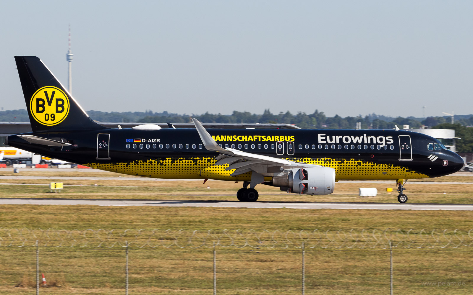 D-AIZR Eurowings Airbus A320-214 in Stuttgart / STR (BVB Mannschaftsairbus Livery)