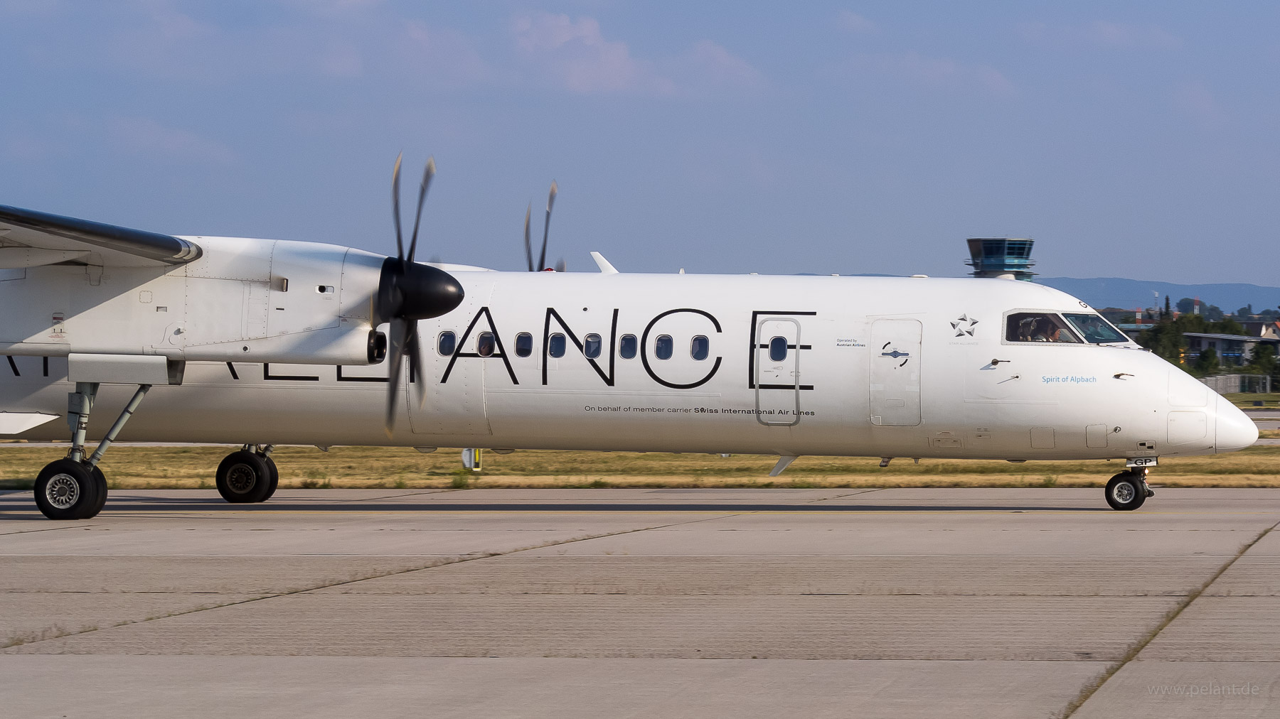 OE-LGP Austrian Airlines Dash 8Q-400 in Stuttgart / STR (Star Alliance Livery)