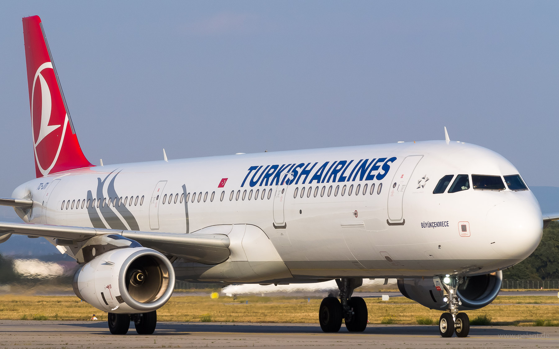 TC-JTI Turkish Airlines Airbus A321-231 in Stuttgart / STR