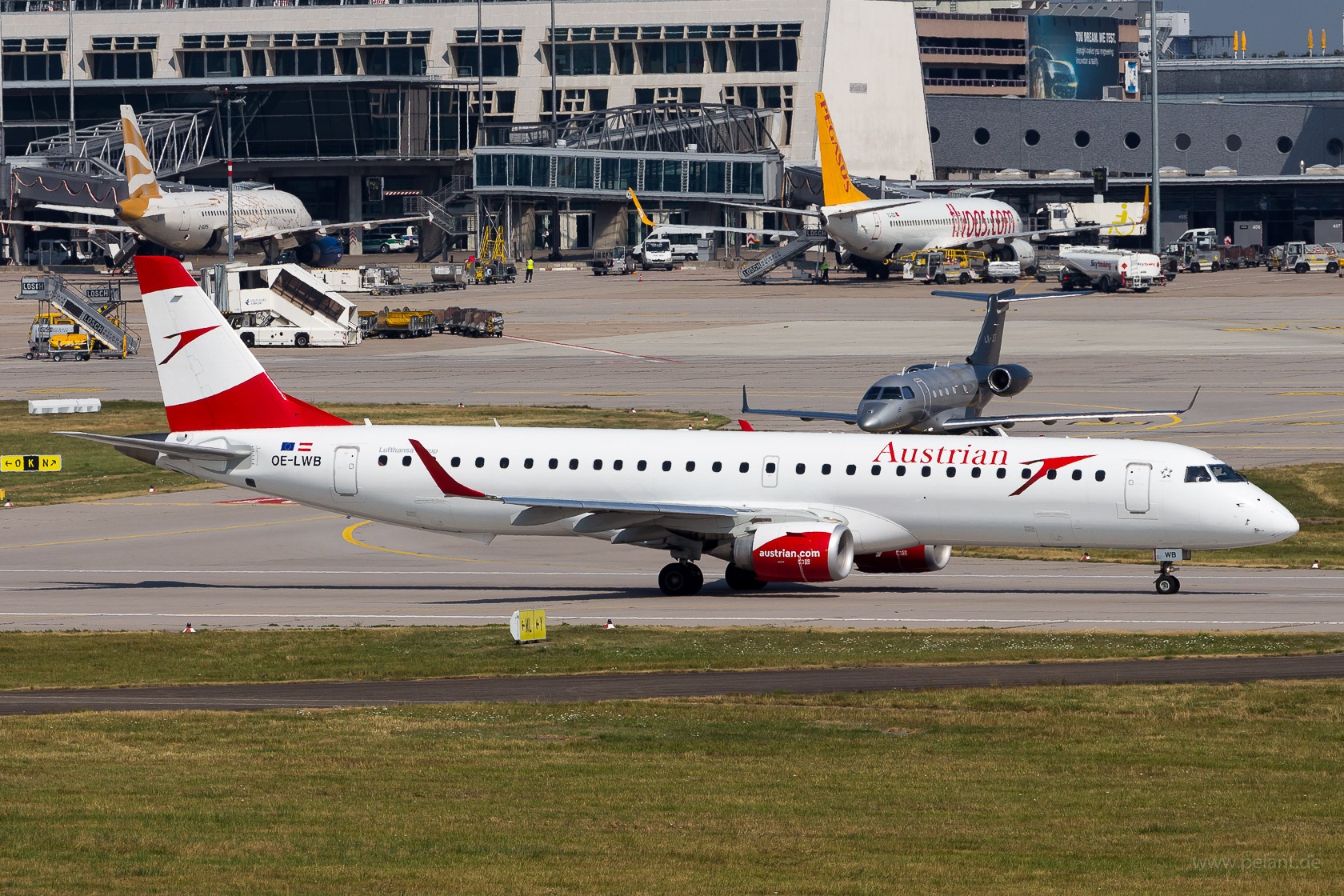 OE-LWB Austrian Airlines Embraer ERJ-195LR in Stuttgart / STR