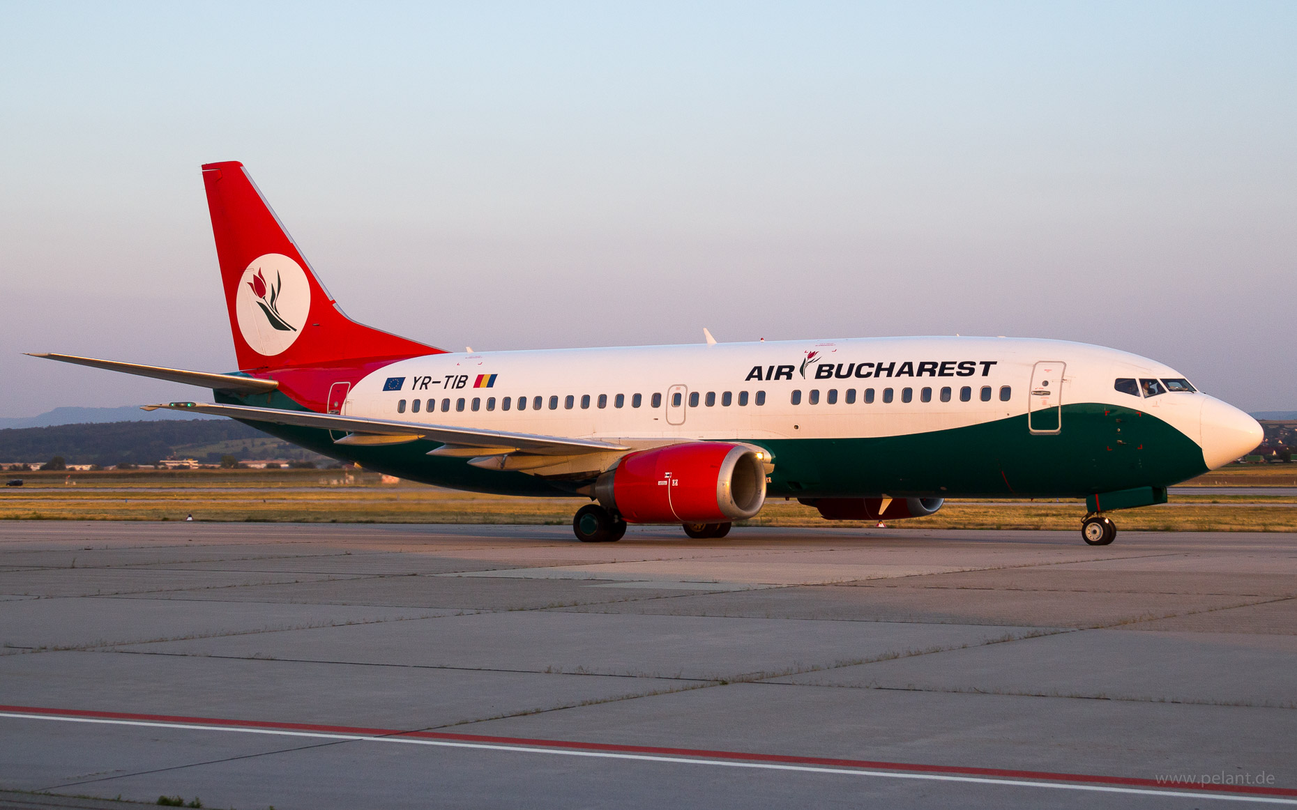 YR-TIB Air Bucharest Boeing 737-3L9 in Stuttgart / STR
