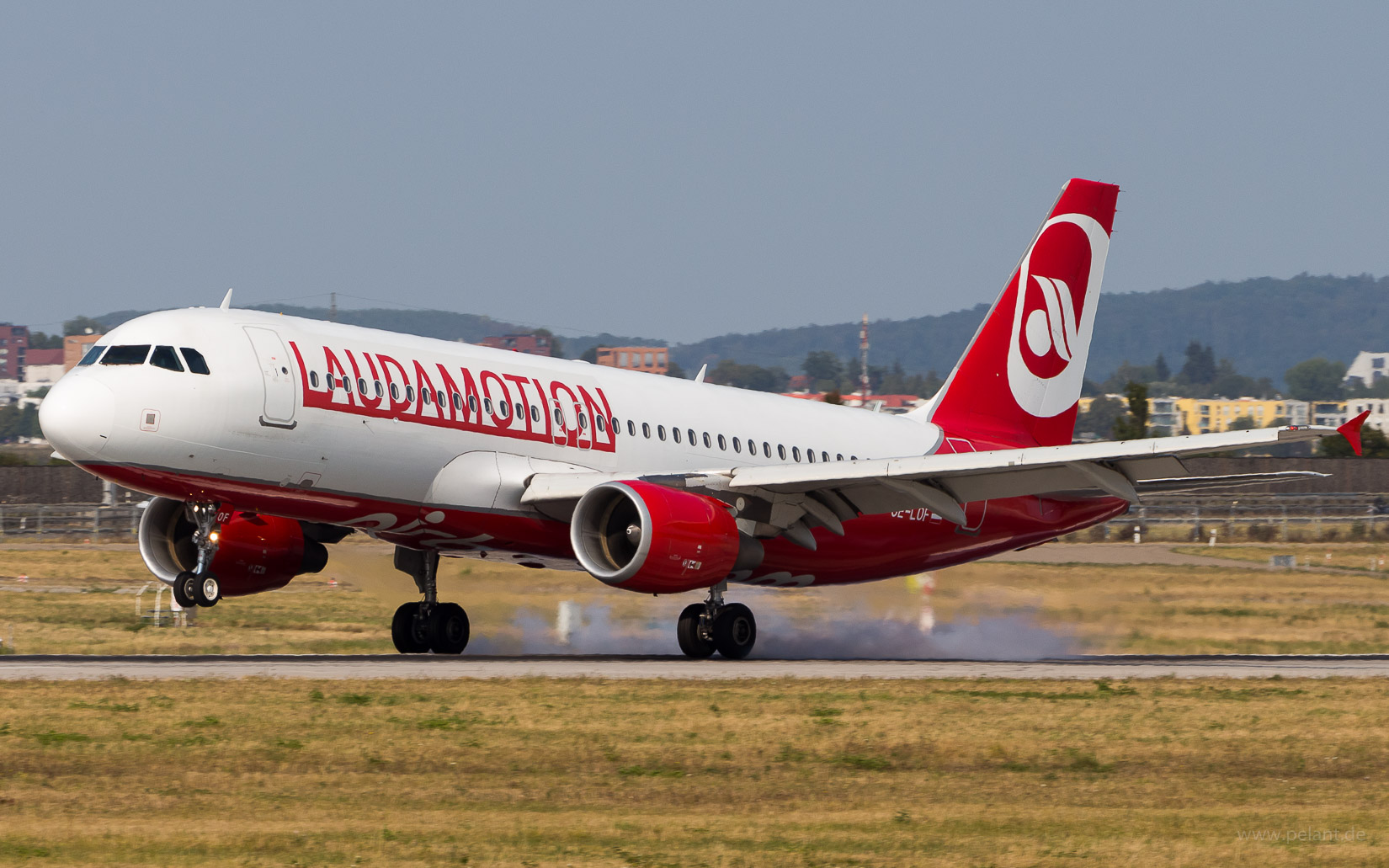 OE-LOF Laudamotion Airbus A320-214 in Stuttgart / STR