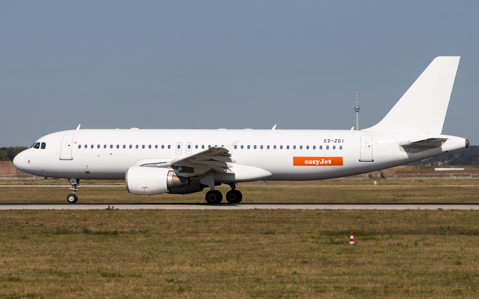 ES-ZGI easyJet Airbus A320-214 in Stuttgart / STR (berwiegend wei Livery)