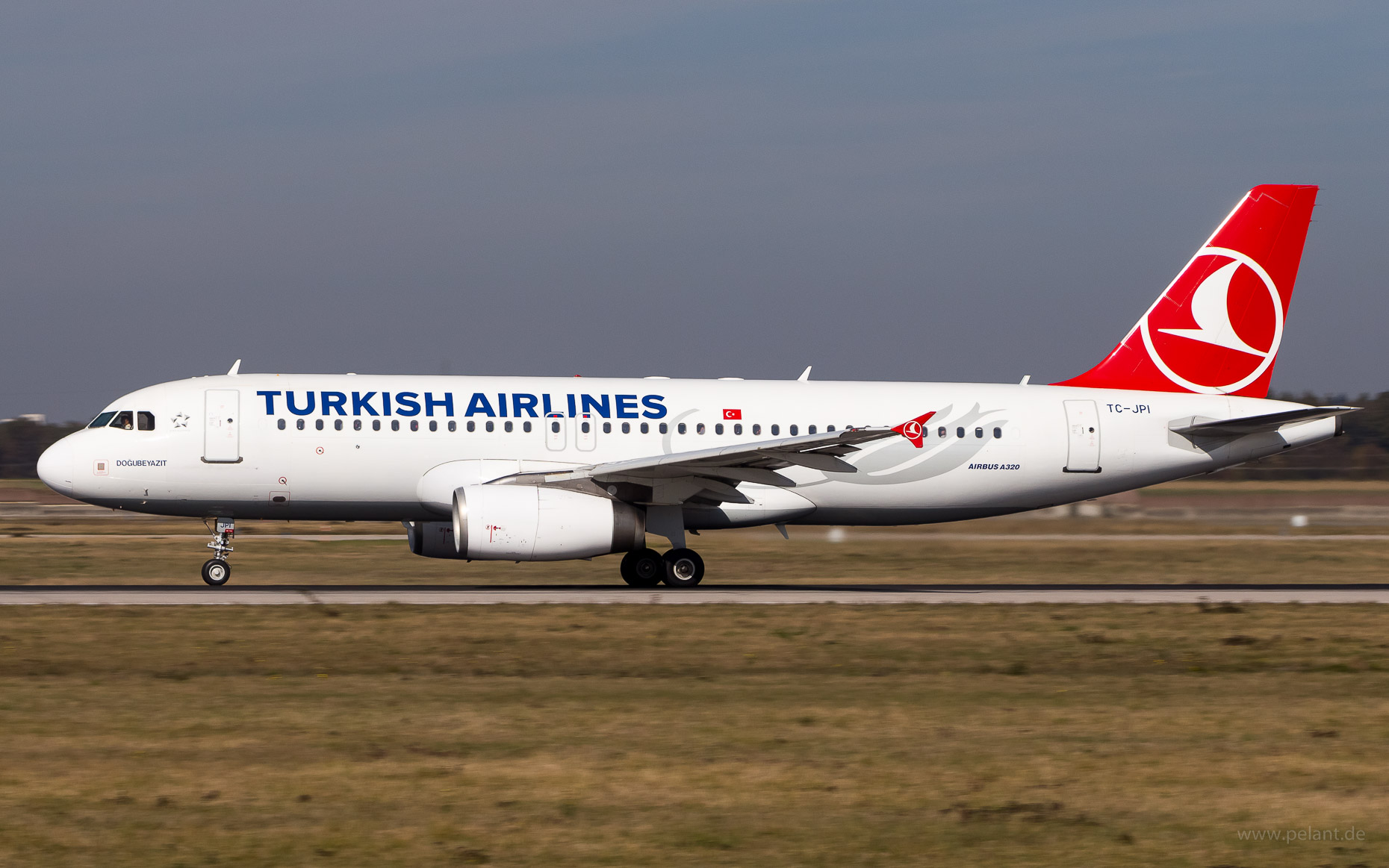 TC-JPI Turkish Airlines Airbus A320-232 in Stuttgart / STR