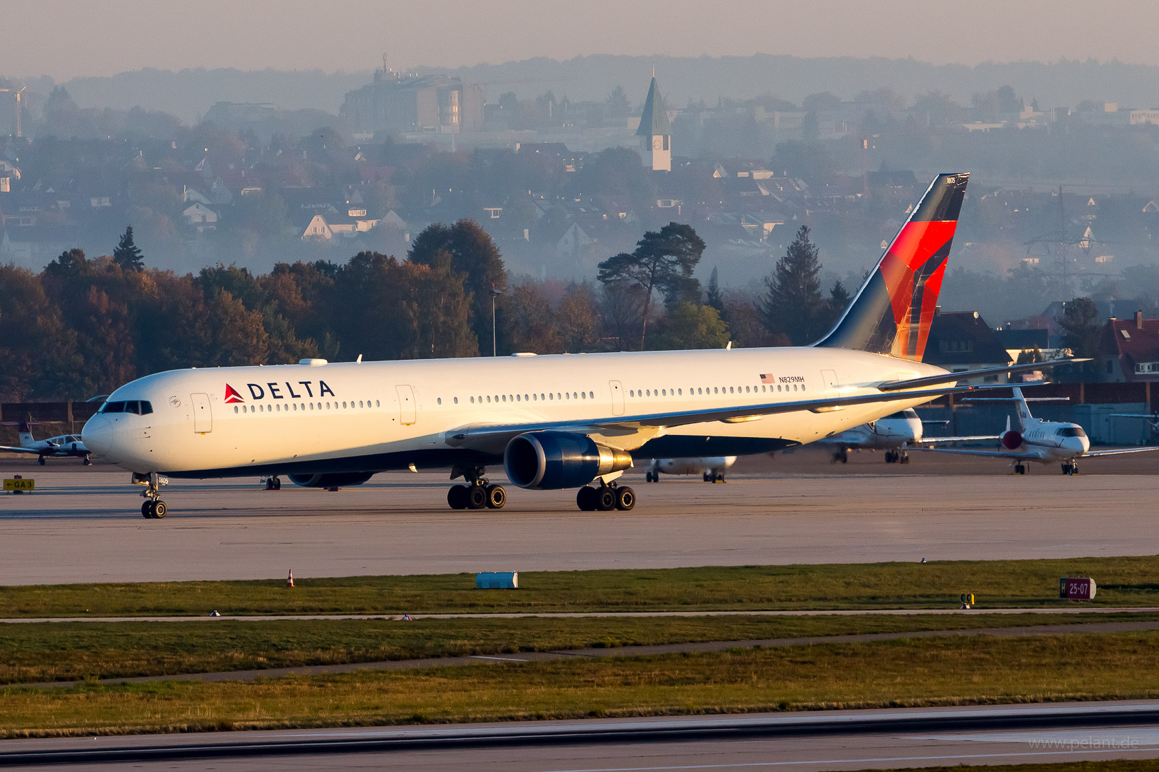 N829MH Delta Boeing 767-432ER in Stuttgart / STR