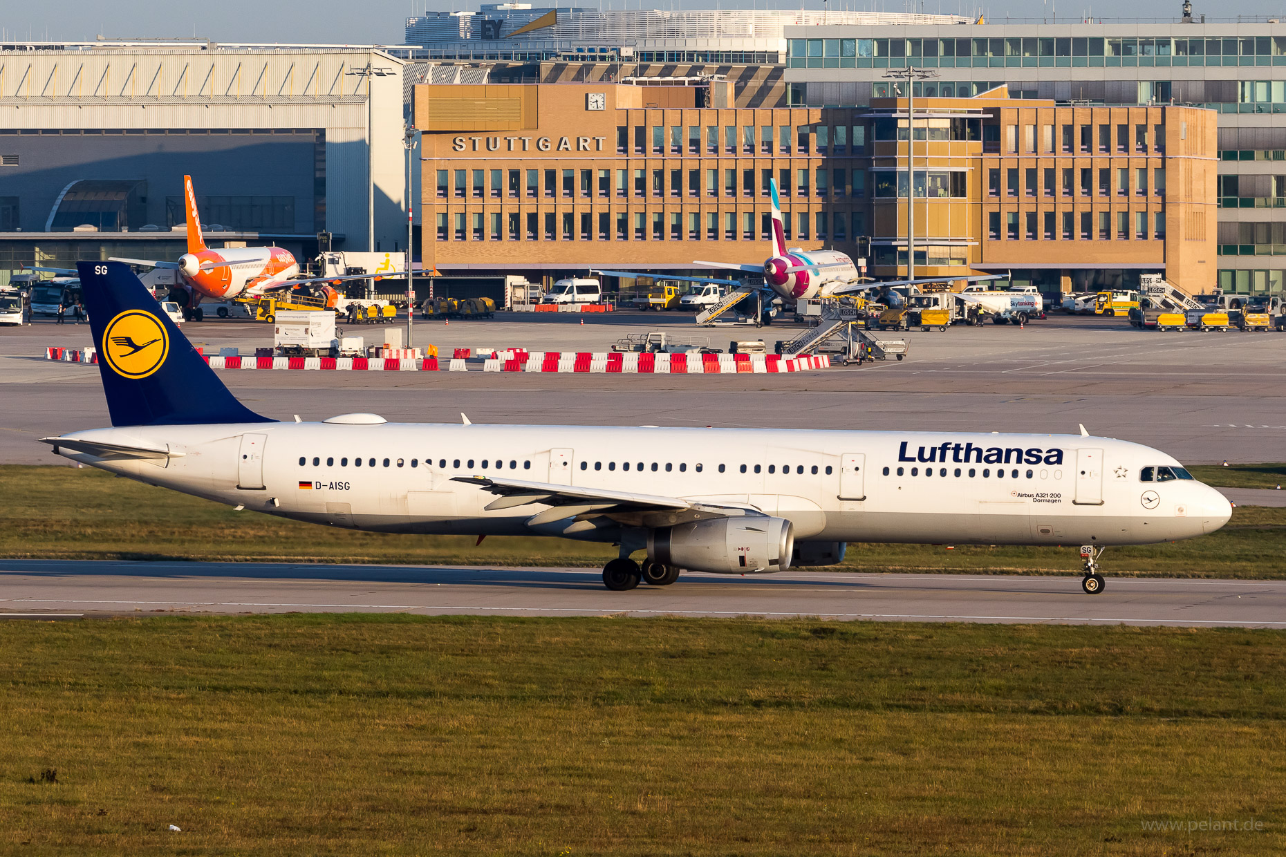 D-AISG Lufthansa Airbus A321-231 in Stuttgart / STR