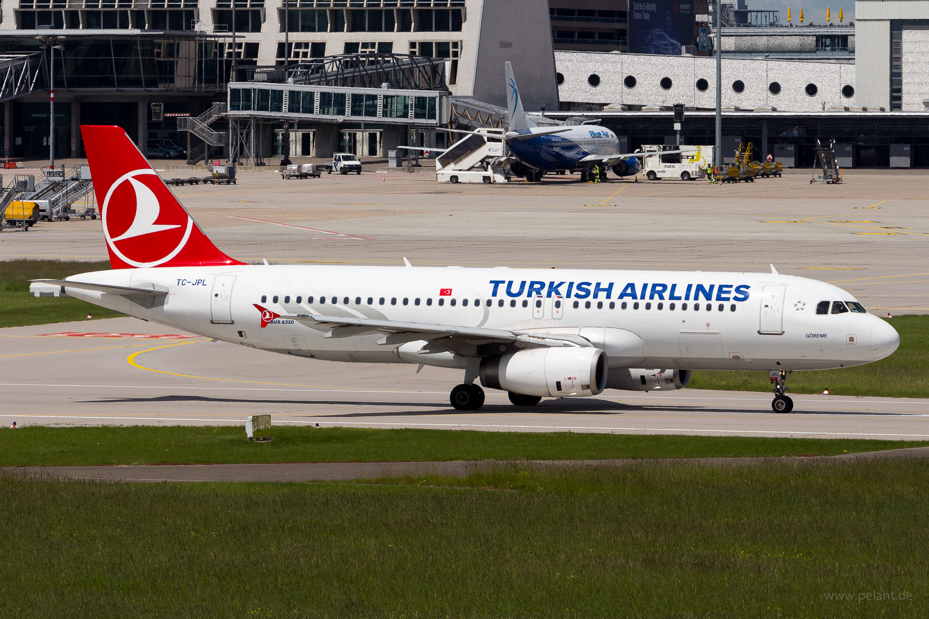 TC-JPL Turkish Airlines Airbus A320-232 in Stuttgart / STR