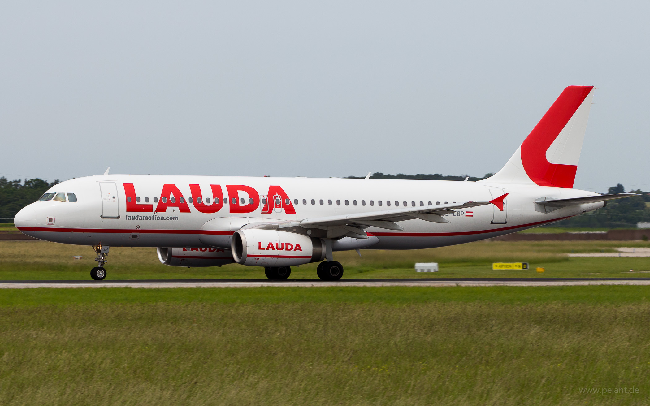 OE-LOP Laudamotion Airbus A320-232 in Stuttgart / STR