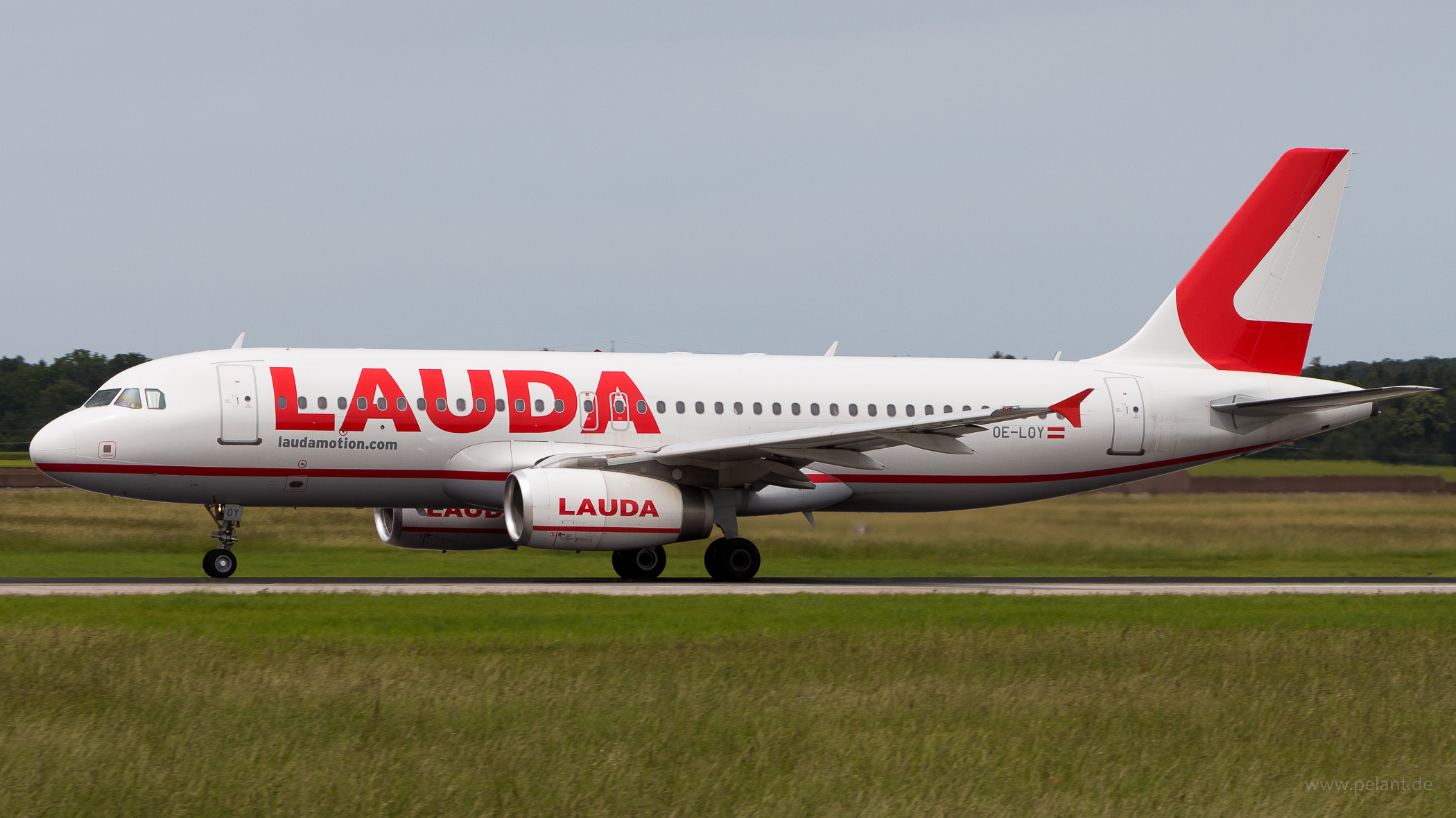OE-LOY Laudamotion Airbus A320-232 in Stuttgart / STR