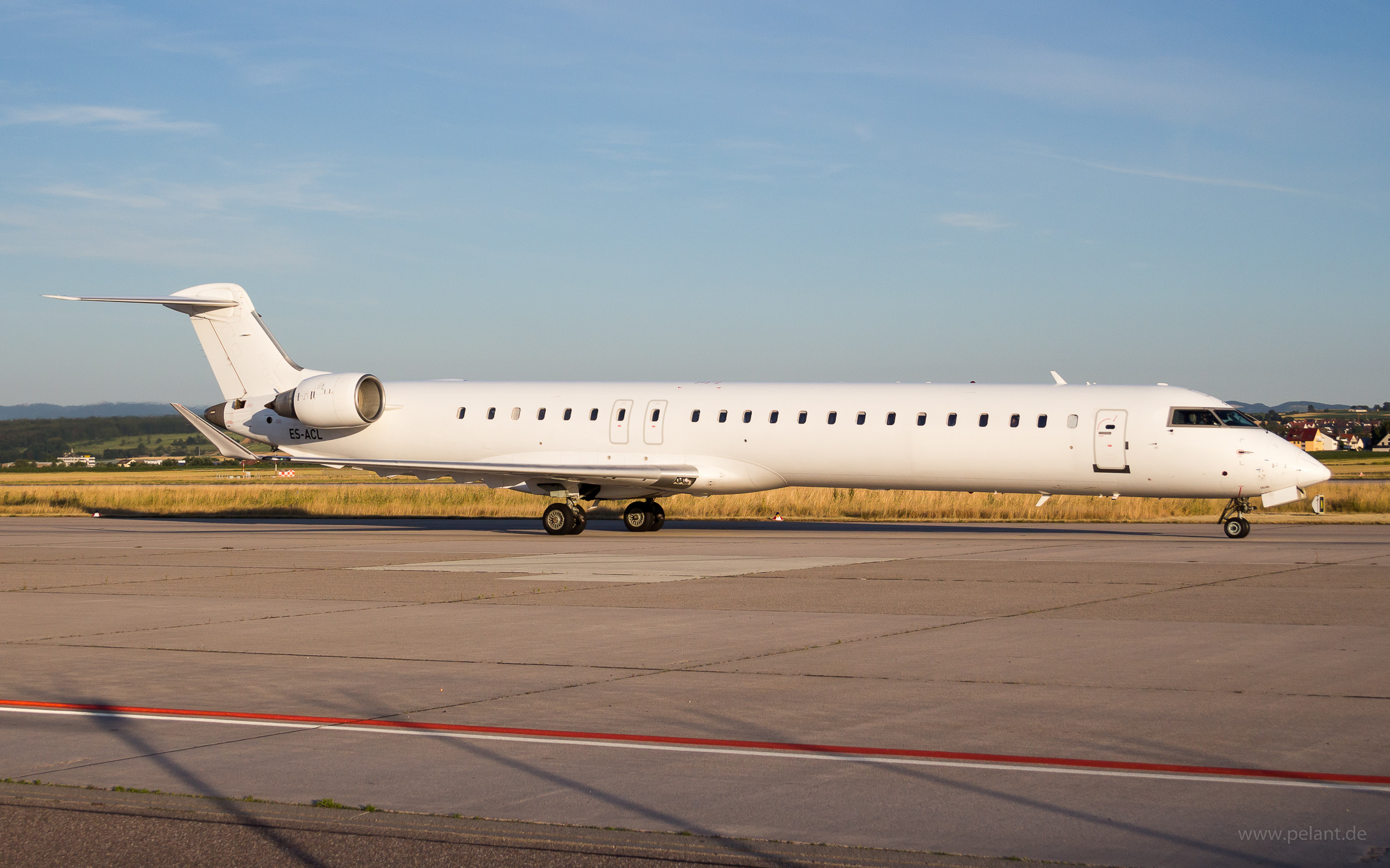 ES-ACL Nordica Bombardier CRJ900LR in Stuttgart / STR (ganz wei Livery)