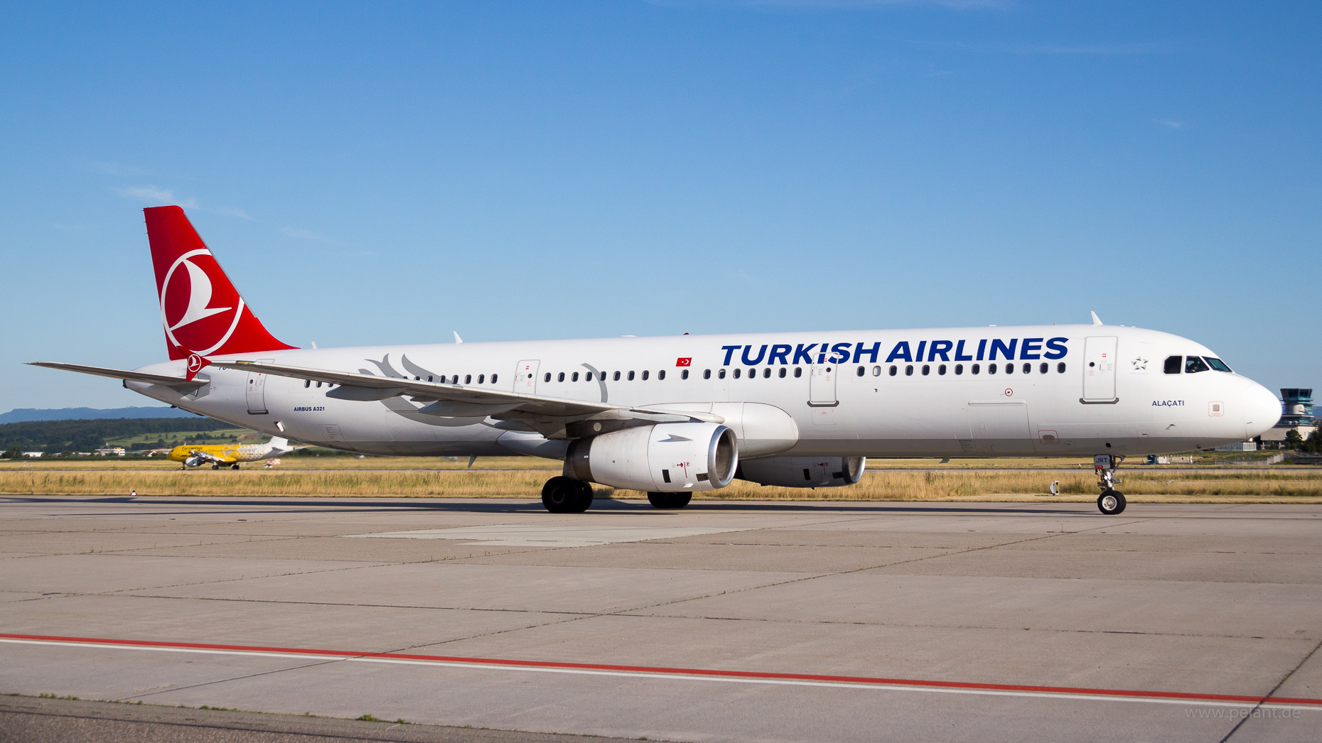 TC-JRT Turkish Airlines Airbus A321-231 in Stuttgart / STR