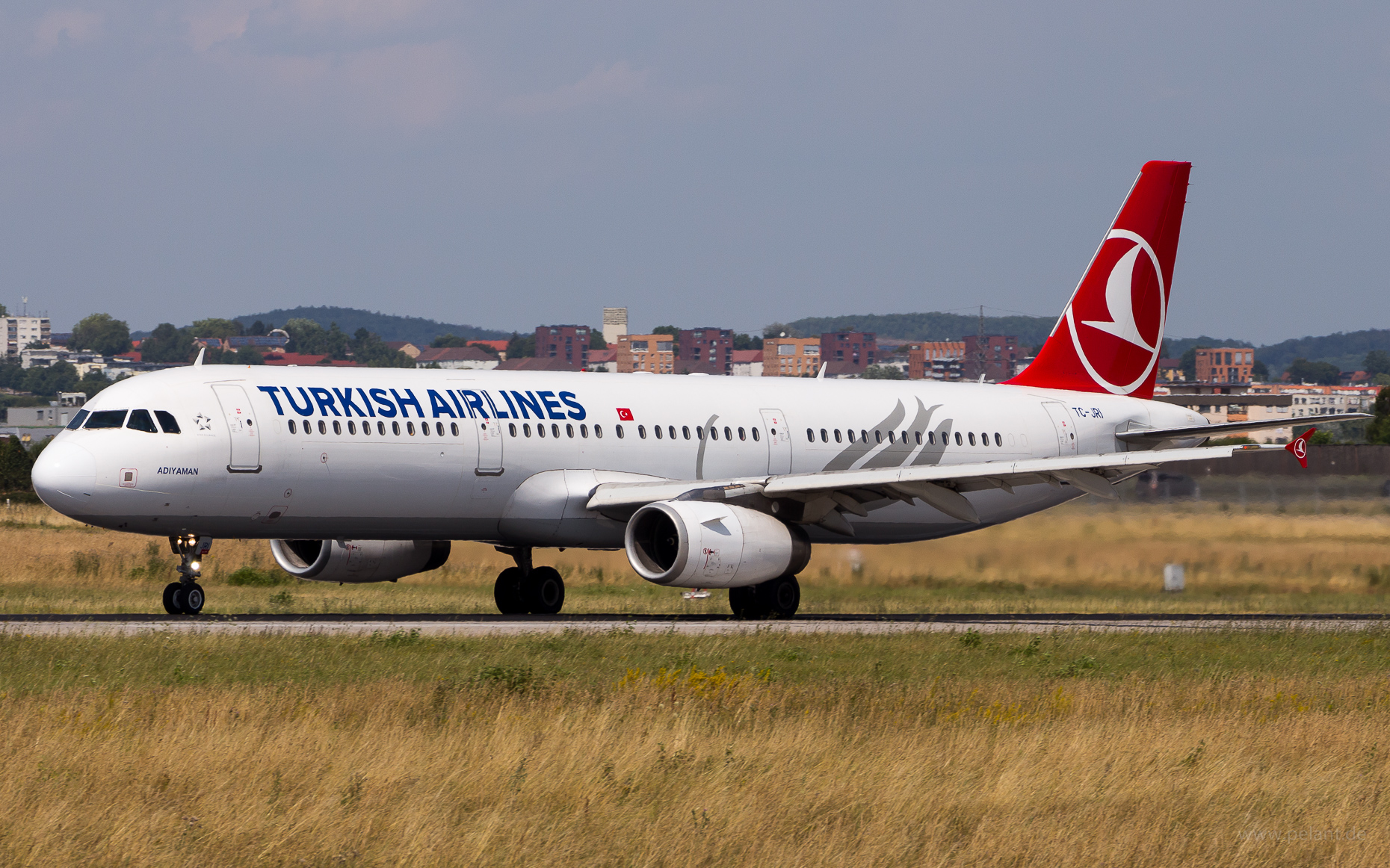 TC-JRI Turkish Airlines Airbus A321-231 in Stuttgart / STR