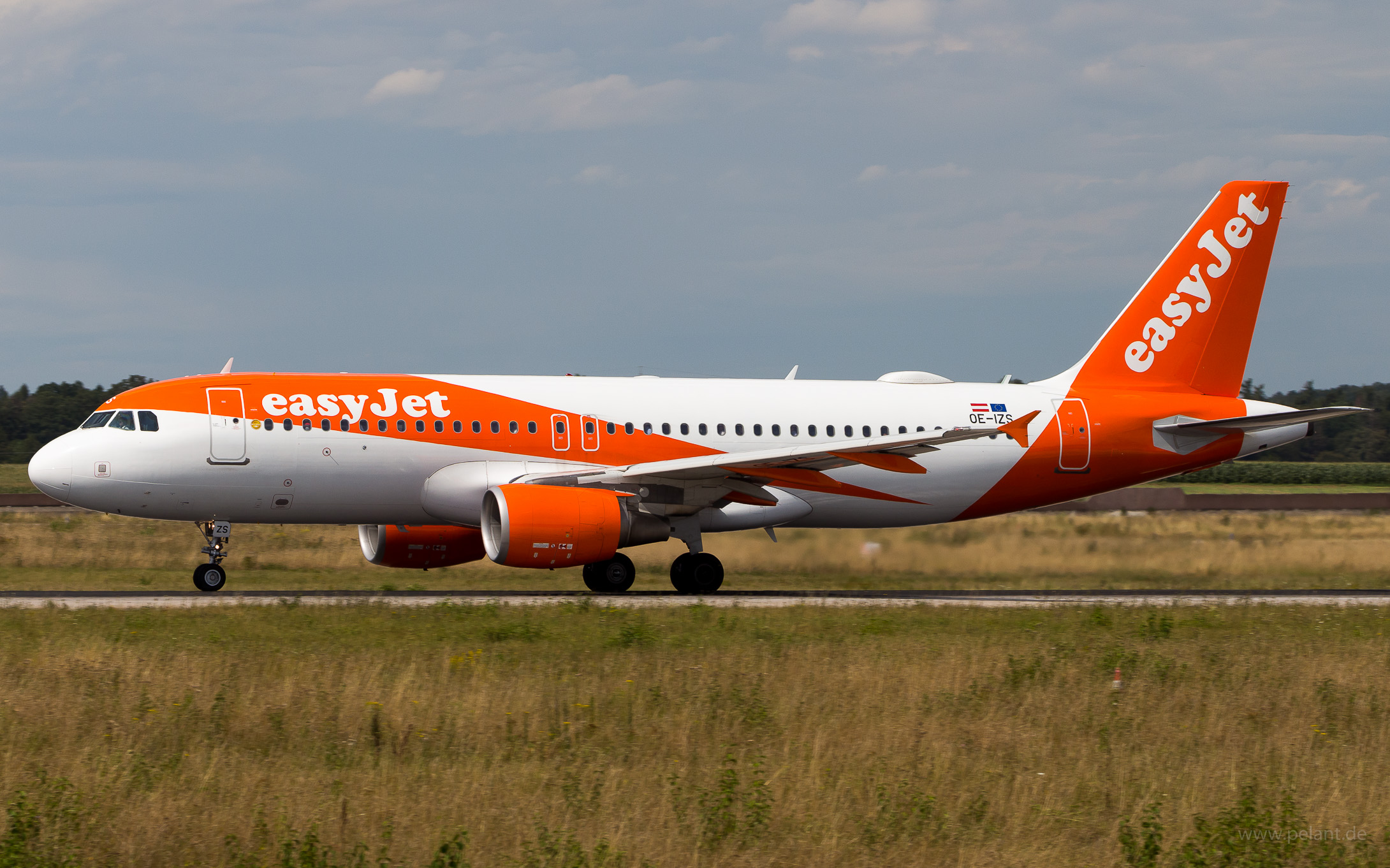 OE-IZS easyJet Airbus A320-214 in Stuttgart / STR