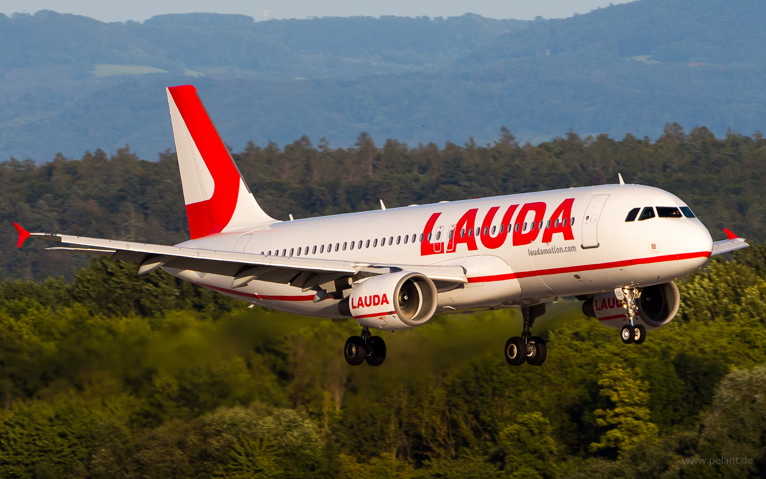 OE-LOS Laudamotion Airbus A320-214 in Stuttgart / STR
