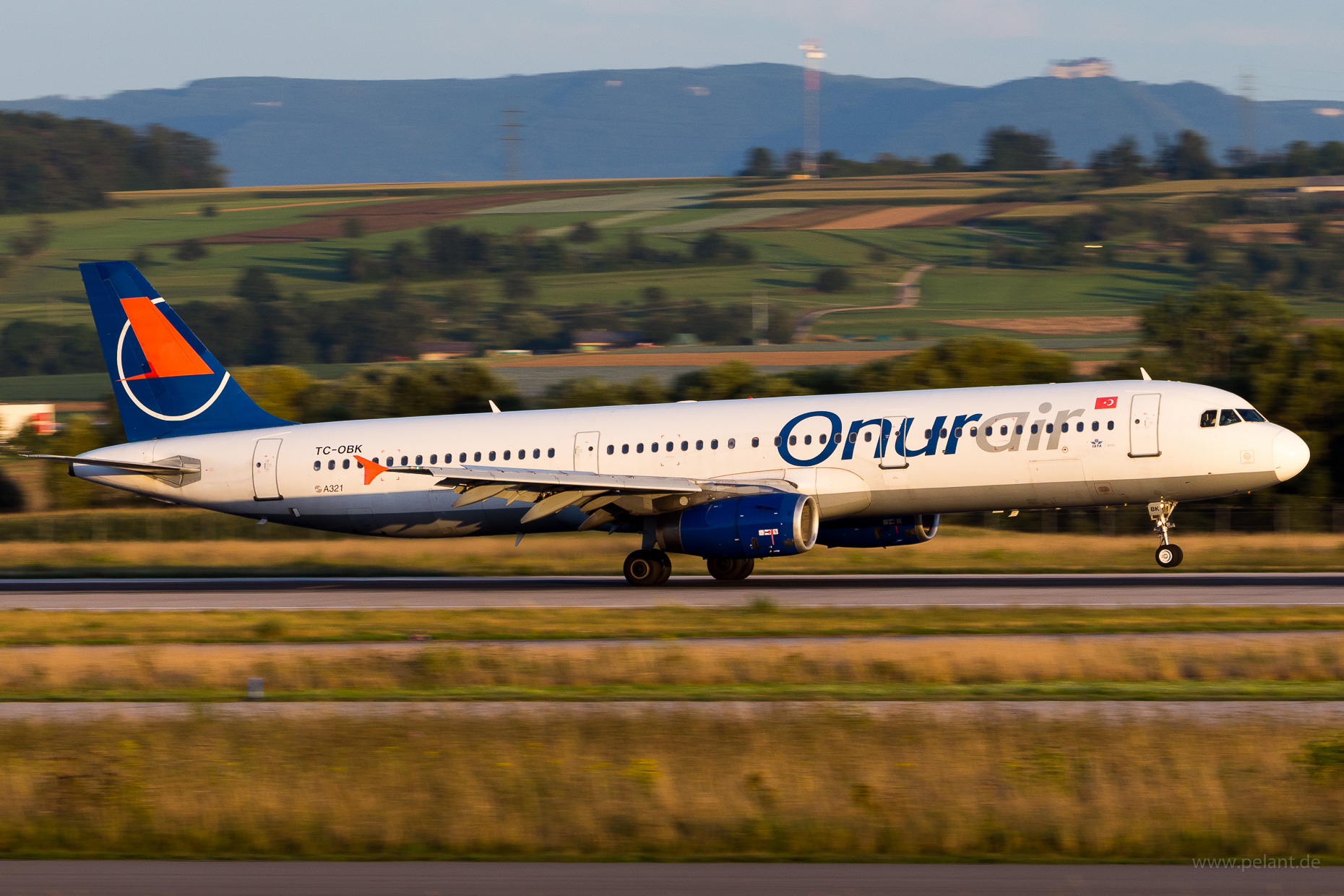 TC-OBK Onur Air Airbus A321-231 in Stuttgart / STR