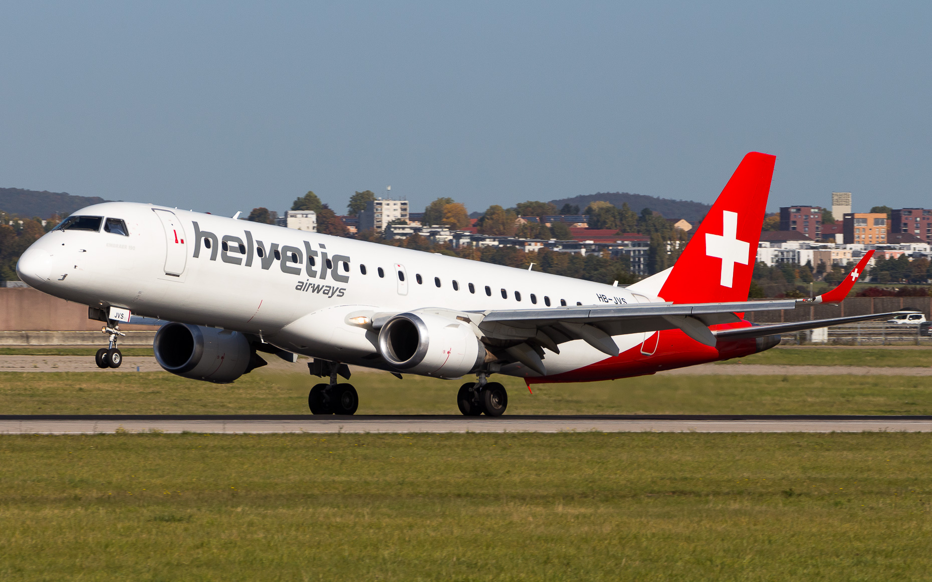 HB-JVS Helvetic Airways Embraer 190 in Stuttgart / STR