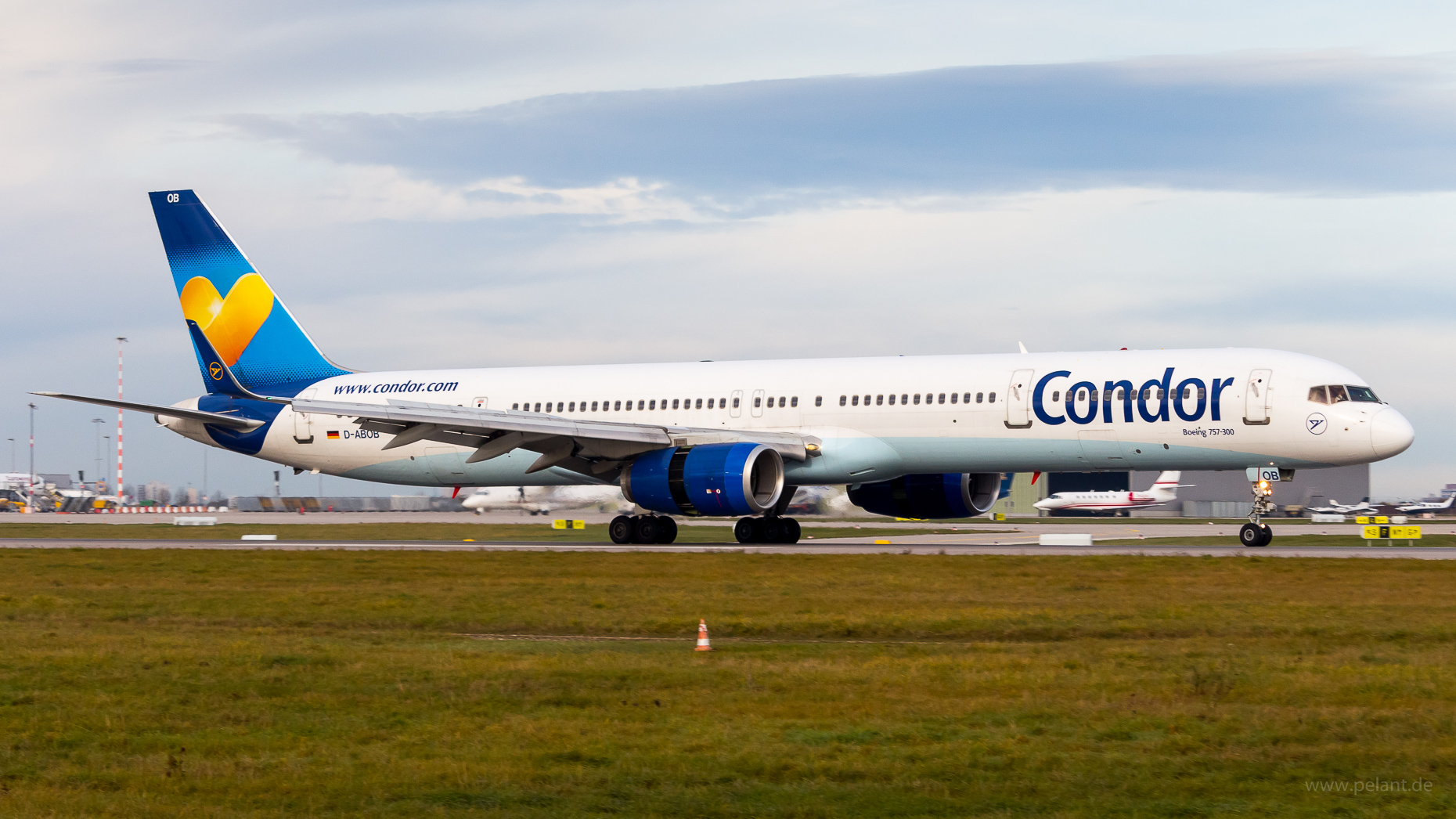 D-ABOB Condor Boeing 757-330 in Stuttgart / STR