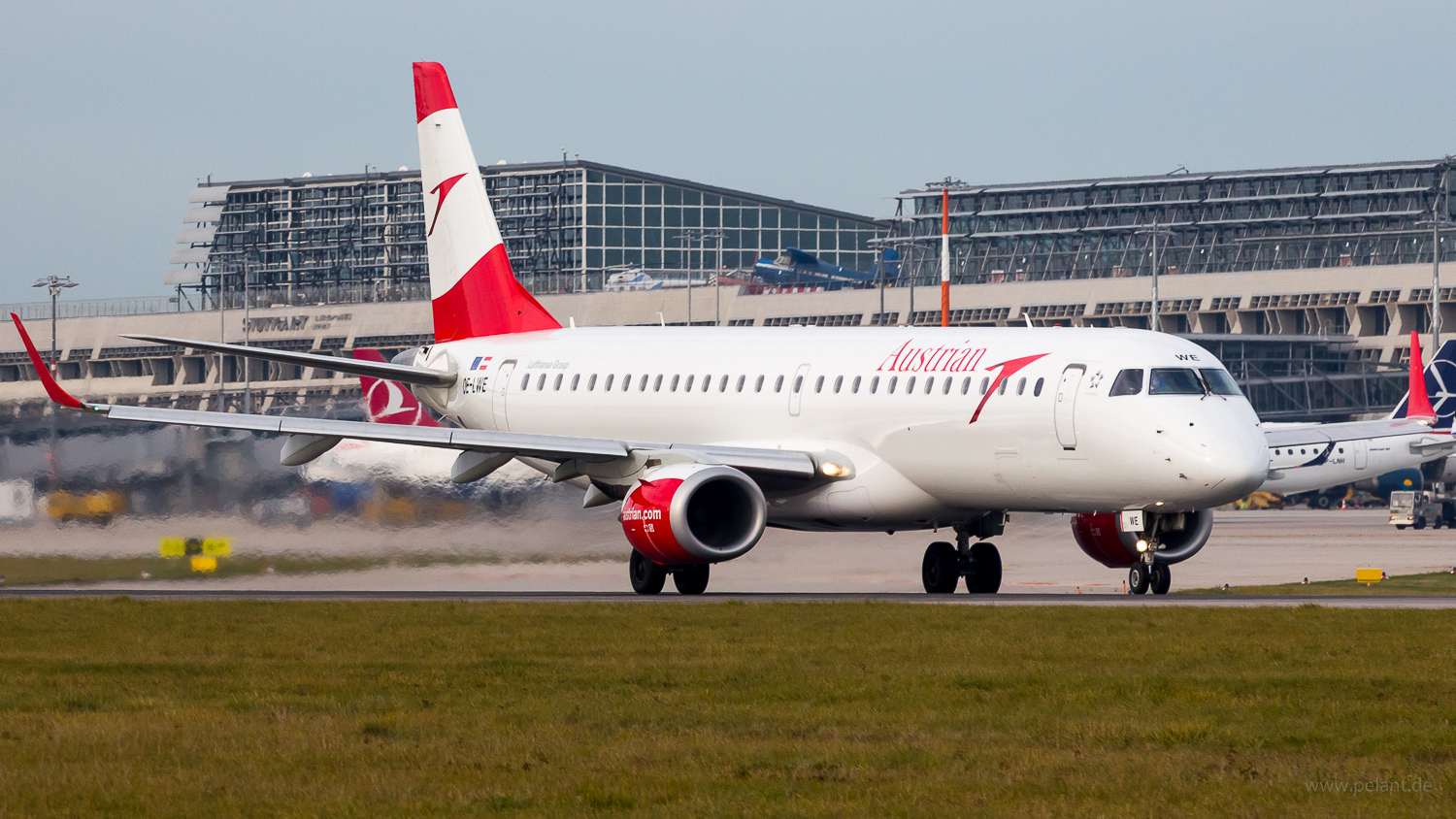 OE-LWE Austrian Airlines Embraer 195 in Stuttgart / STR