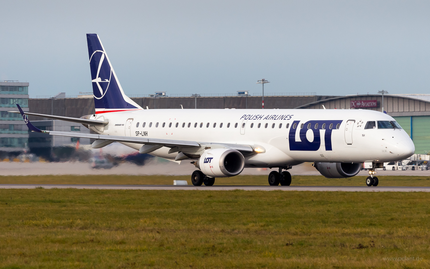 SP-LNH LOT Embraer 195 in Stuttgart / STR