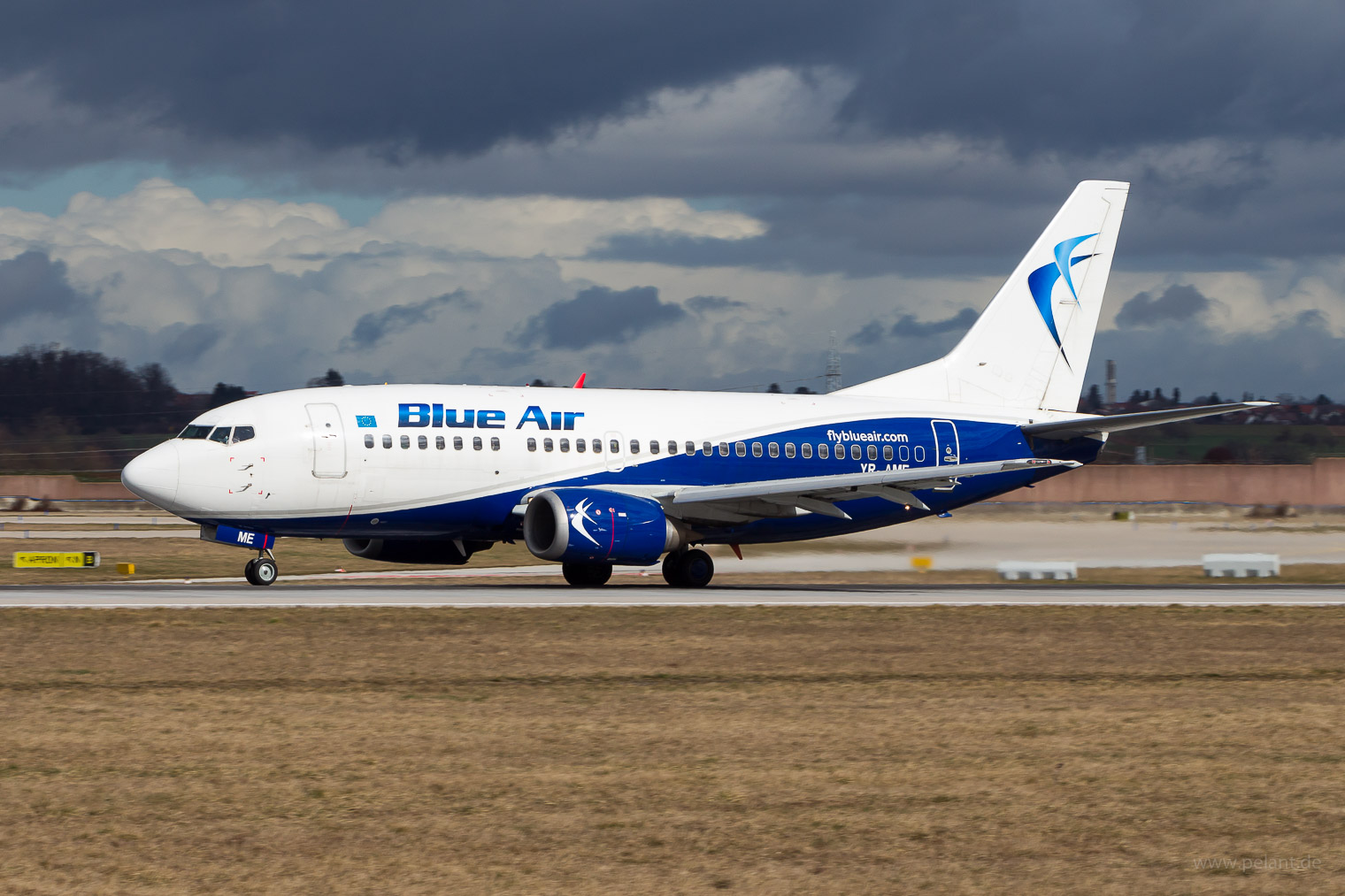 YR-AME Blue Air Boeing 737-530 in Stuttgart / STR