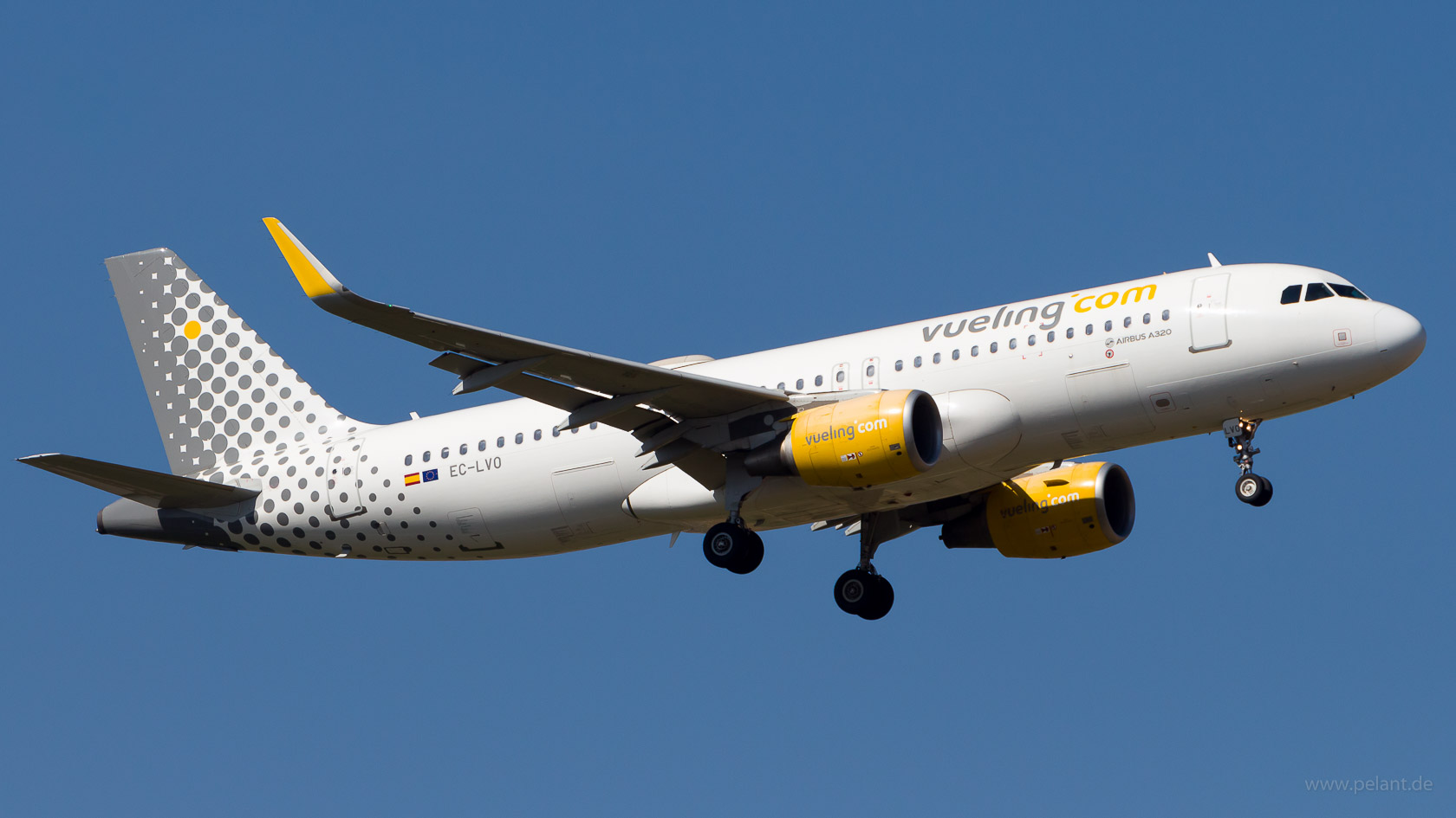 EC-LVO Vueling Airlines Airbus A320-214 in Stuttgart / STR