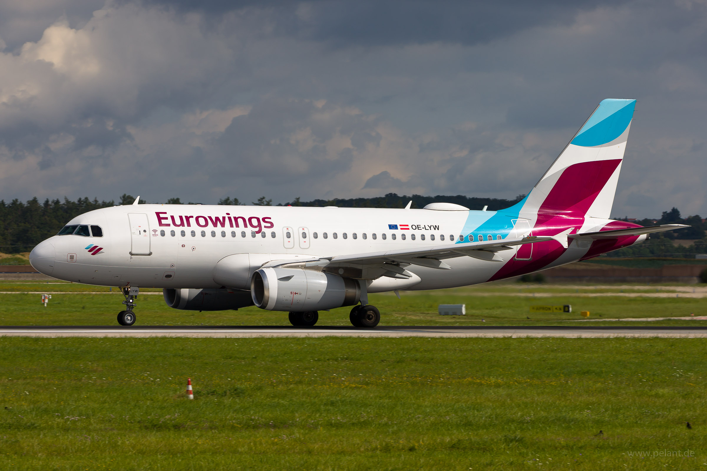 OE-LYW Eurowings Airbus A319-132 in Stuttgart / STR