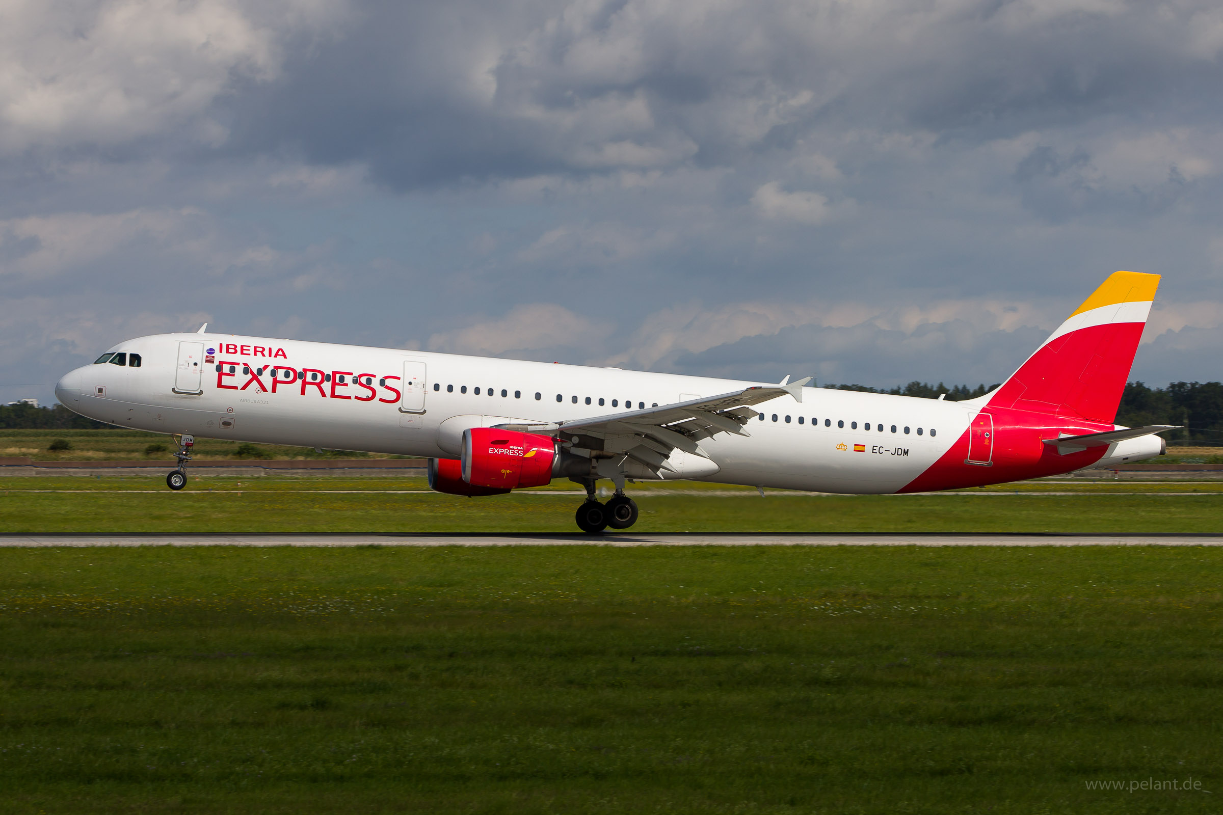 EC-JDM Iberia Express Airbus A321 in Stuttgart / STR