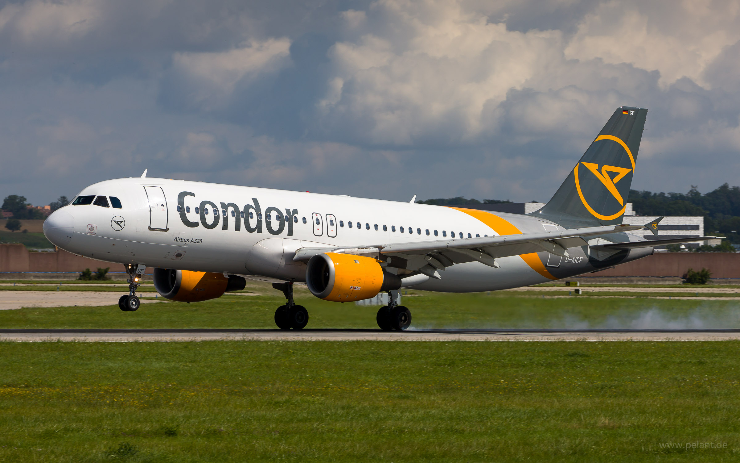 D-AICF Condor Airbus A320-212 in Stuttgart / STR