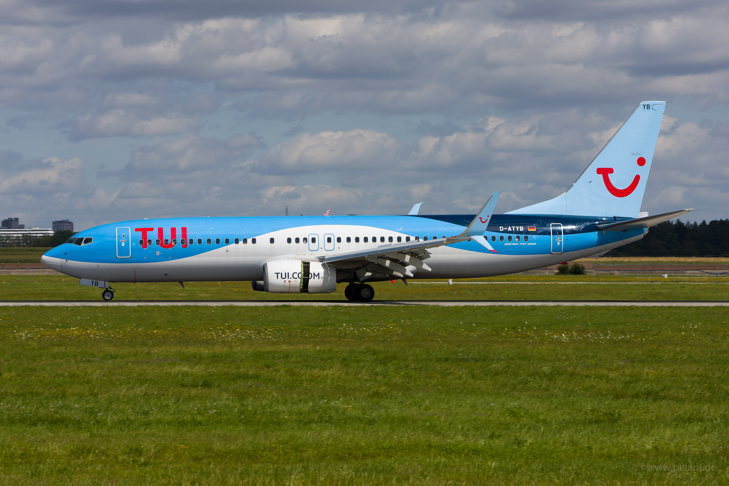 D-ATYB TUIfly Boeing 737-8K5 in Stuttgart / STR