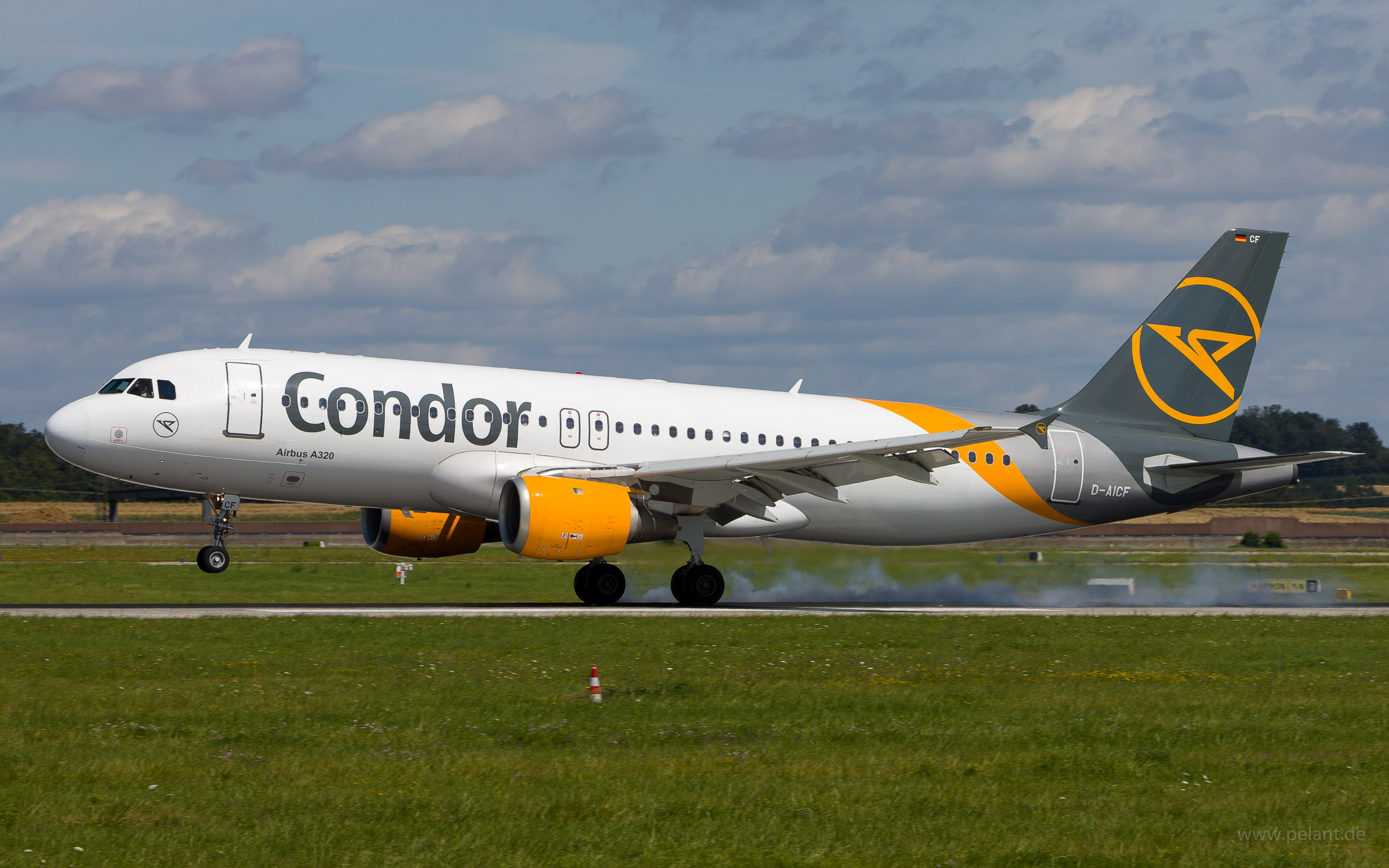 D-AICF Condor Airbus A320-212 in Stuttgart / STR