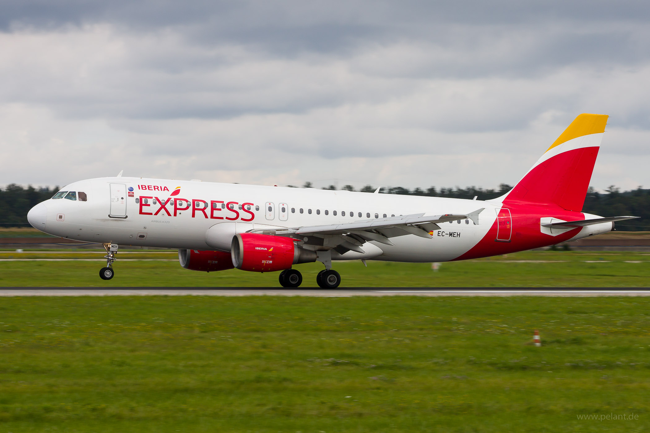 EC-MEH Iberia Express Airbus A320-214 in Stuttgart / STR