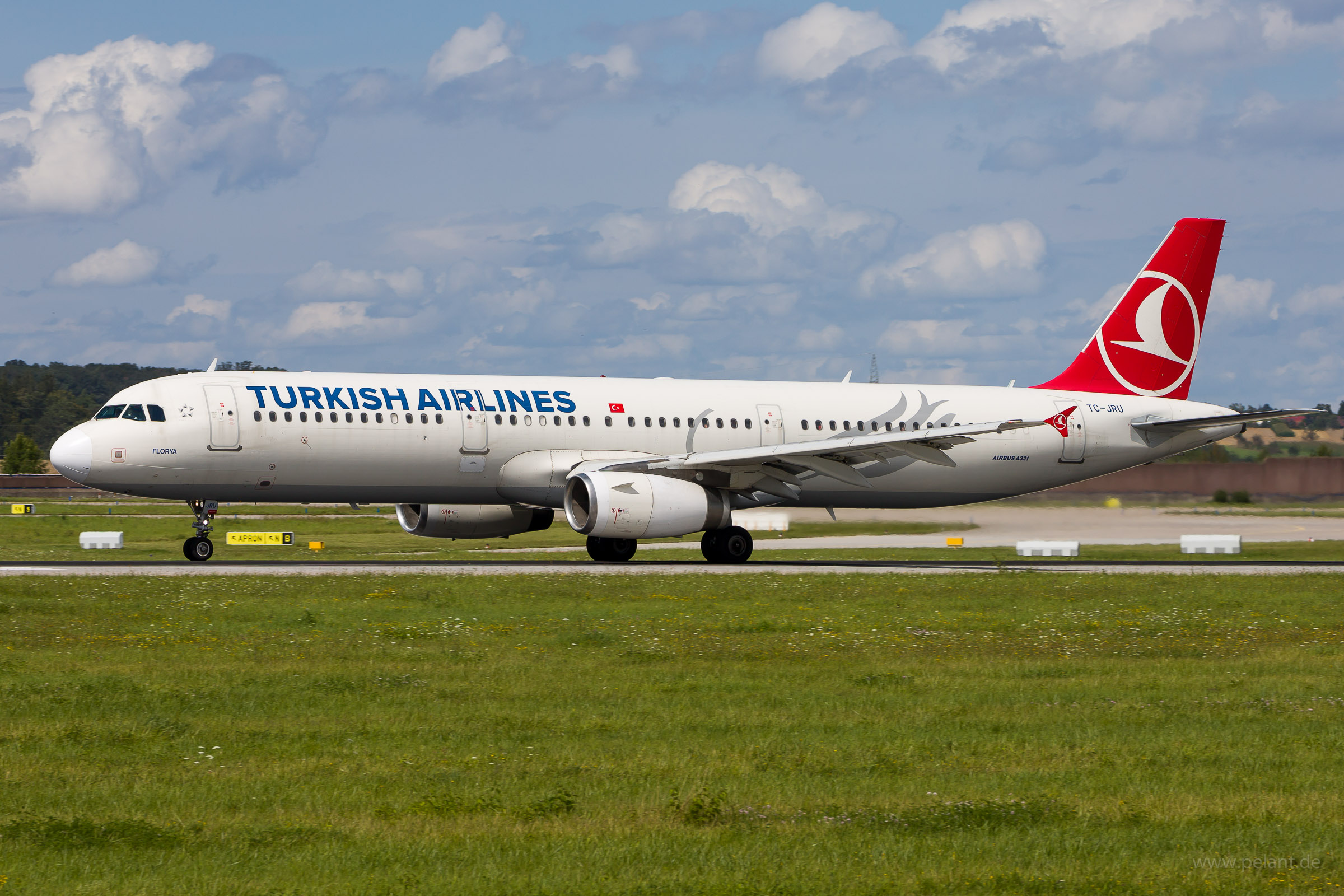 TC-JRU Turkish Airlines Airbus A321-231 in Stuttgart / STR