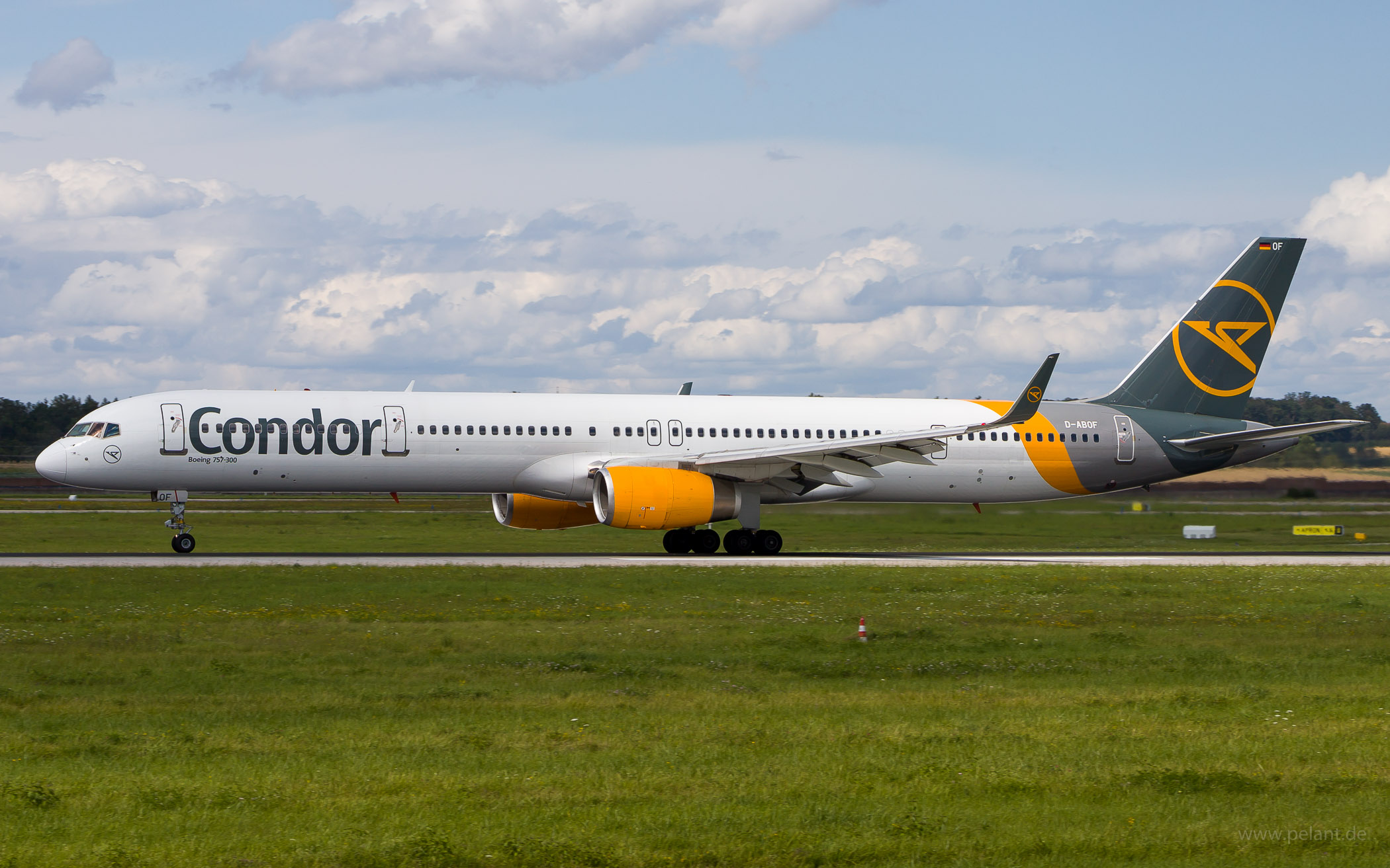 D-ABOF Condor Boeing 757-330 in Stuttgart / STR