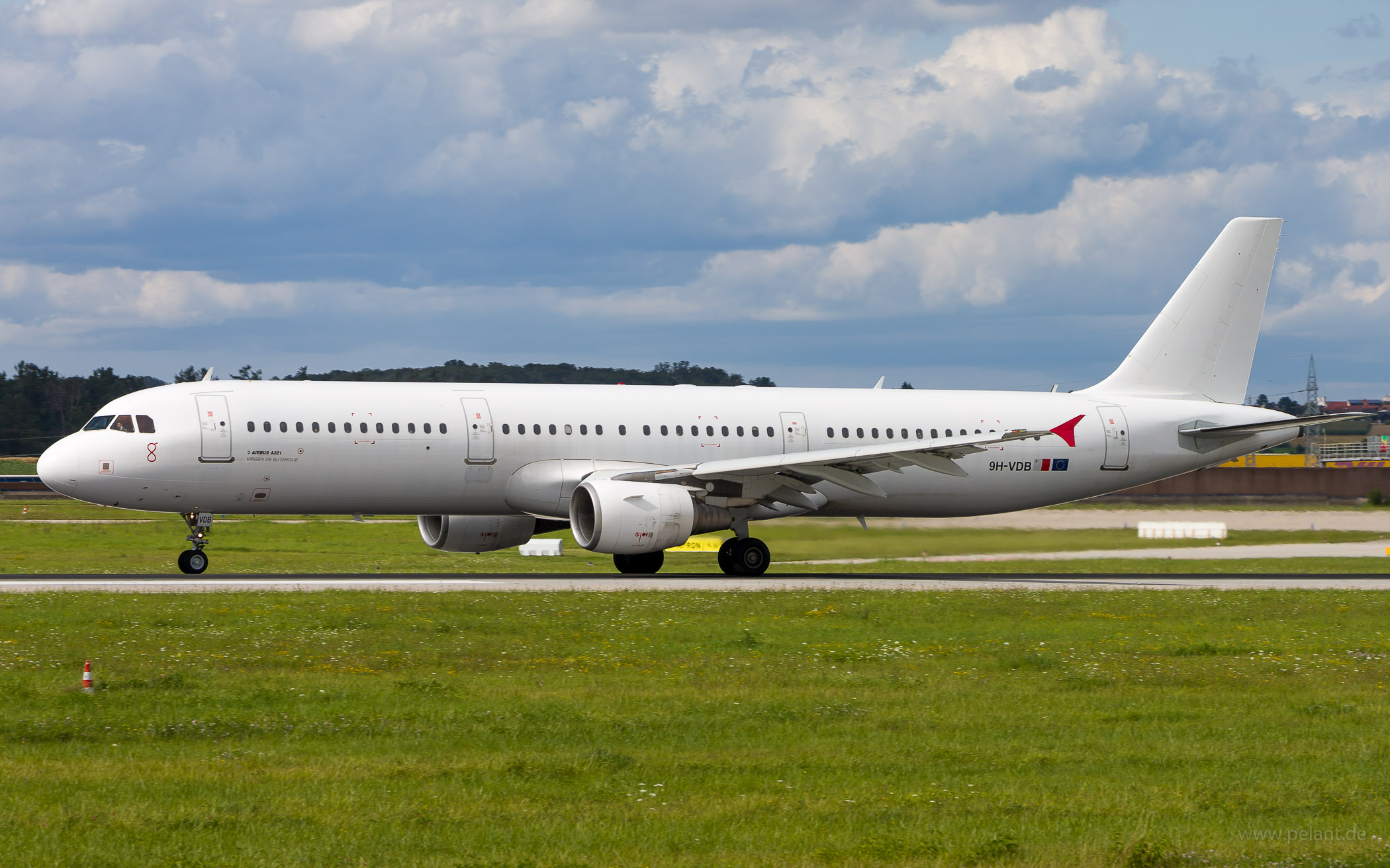 9H-VDB Galistair Malta Airbus A321-211 in Stuttgart / STR (ganz wei Livery)