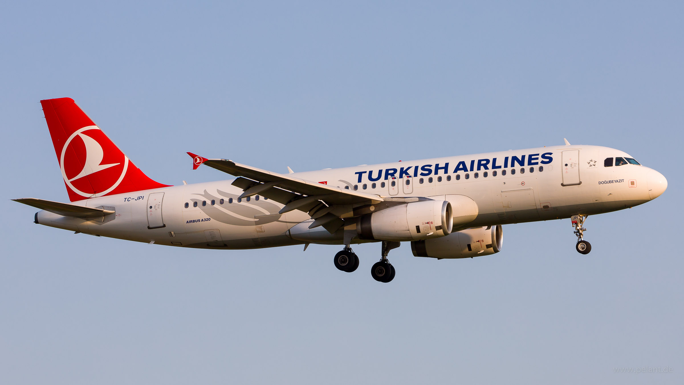 TC-JPI Turkish Airlines Airbus A320-232 in Stuttgart / STR