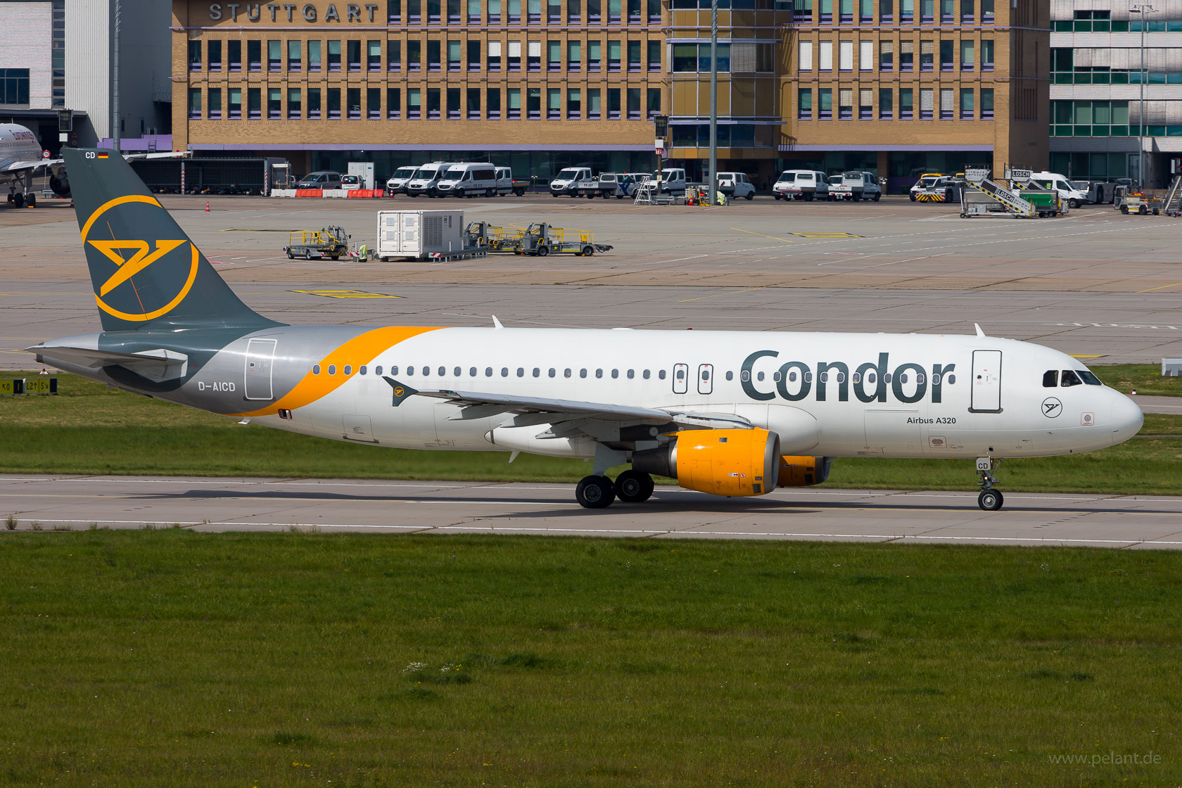 D-AICD Condor Airbus A320-212 in Stuttgart / STR